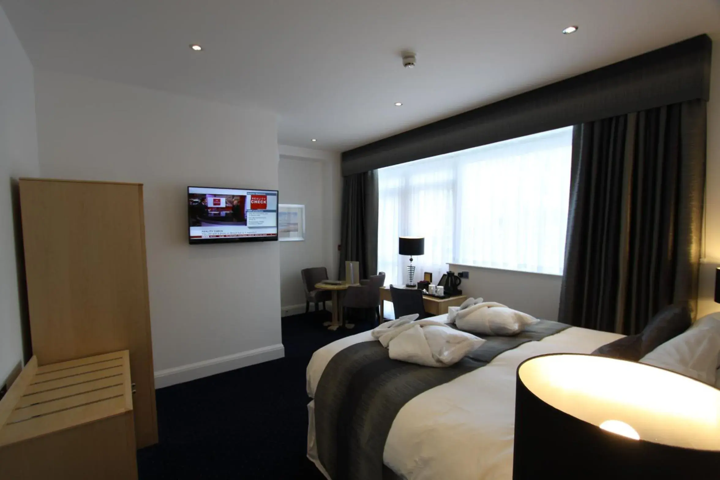 Bedroom, TV/Entertainment Center in Belgrave Sands Hotel & Spa