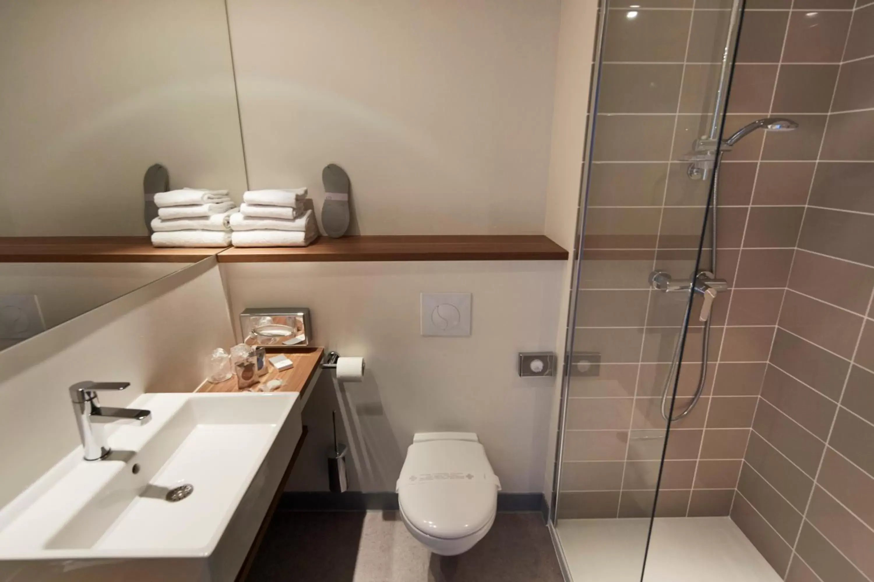 Bathroom in ibis Styles Bordeaux Begles