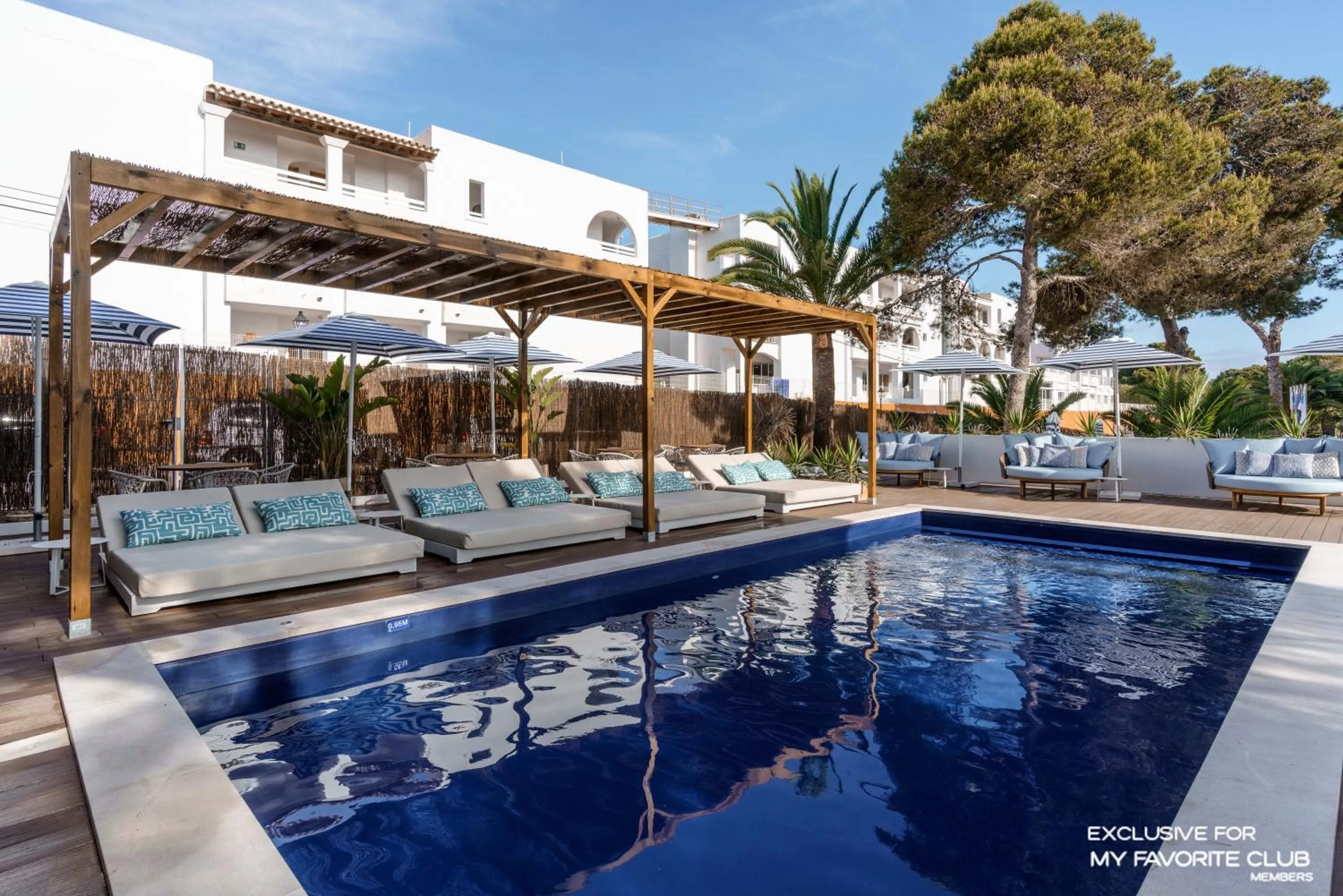 Swimming pool in AluaSoul Mallorca Resort - Adults only