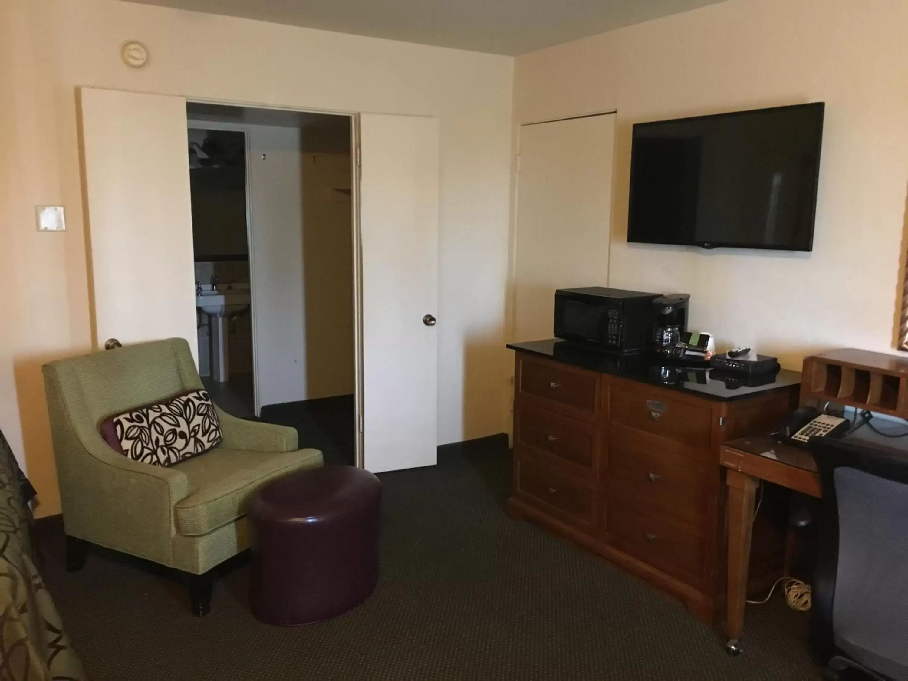 Bedroom, TV/Entertainment Center in Coronado Motor Hotel, a Travelodge by Wyndham