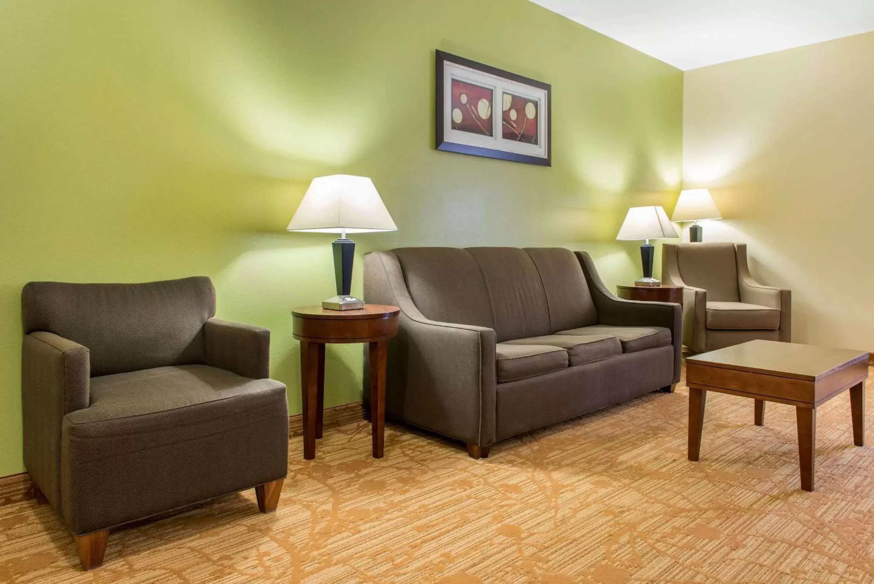Photo of the whole room, Seating Area in Quality Inn Jacksonville near I-72