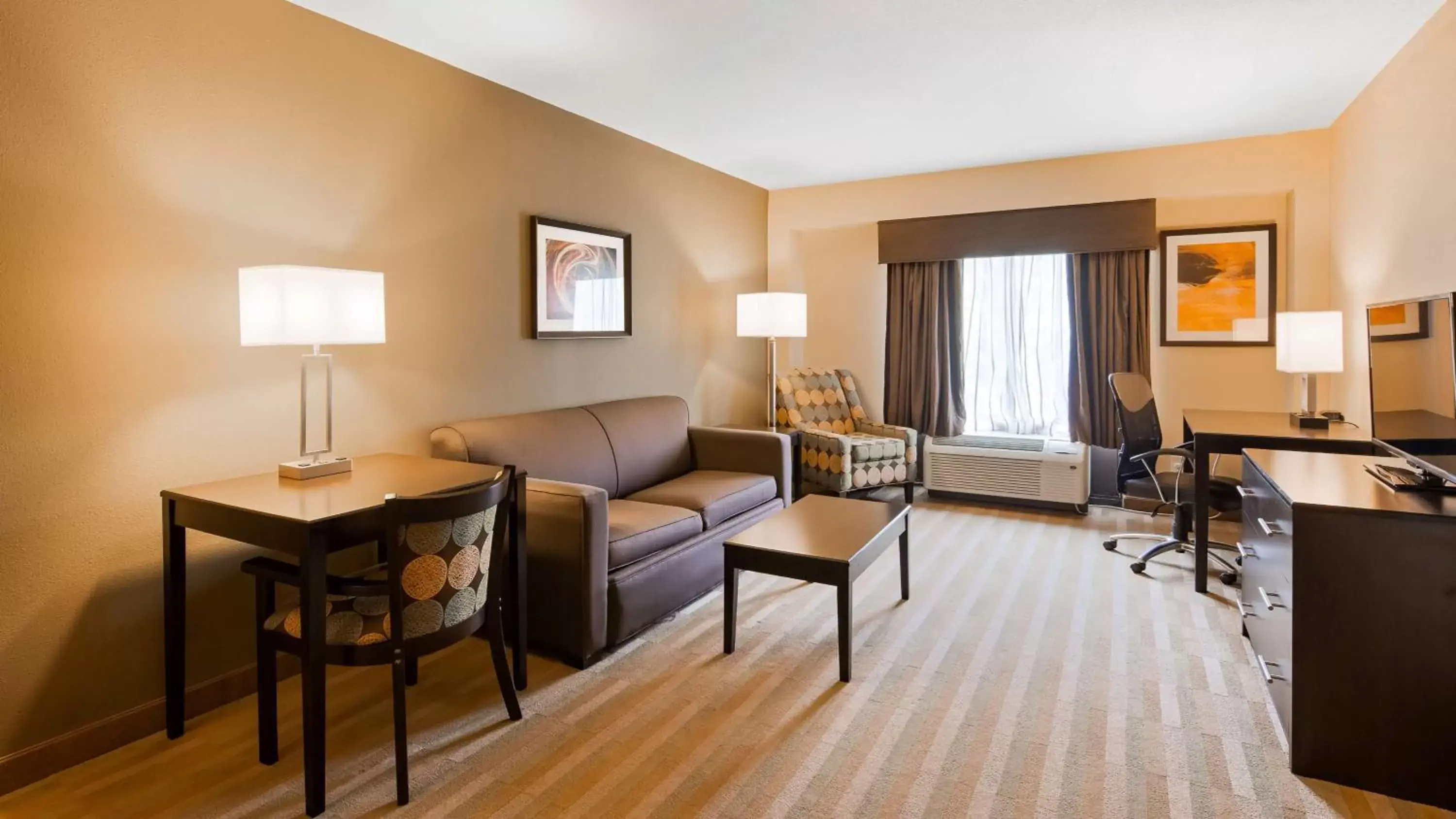 Photo of the whole room, Seating Area in Best Western Plus Thornburg Inn & Suites