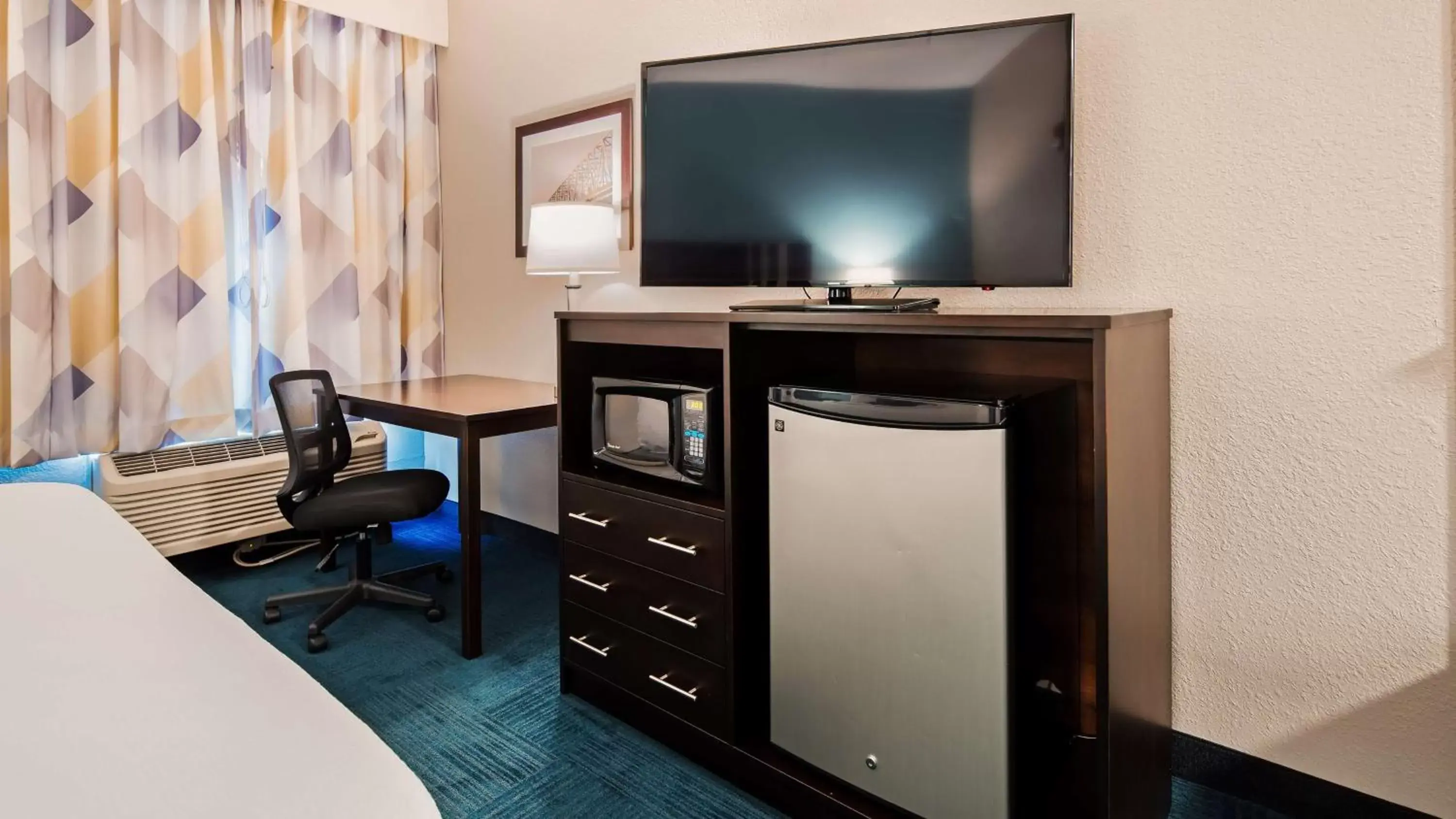 TV and multimedia, TV/Entertainment Center in Best Western St. Clairsville Inn & Suites