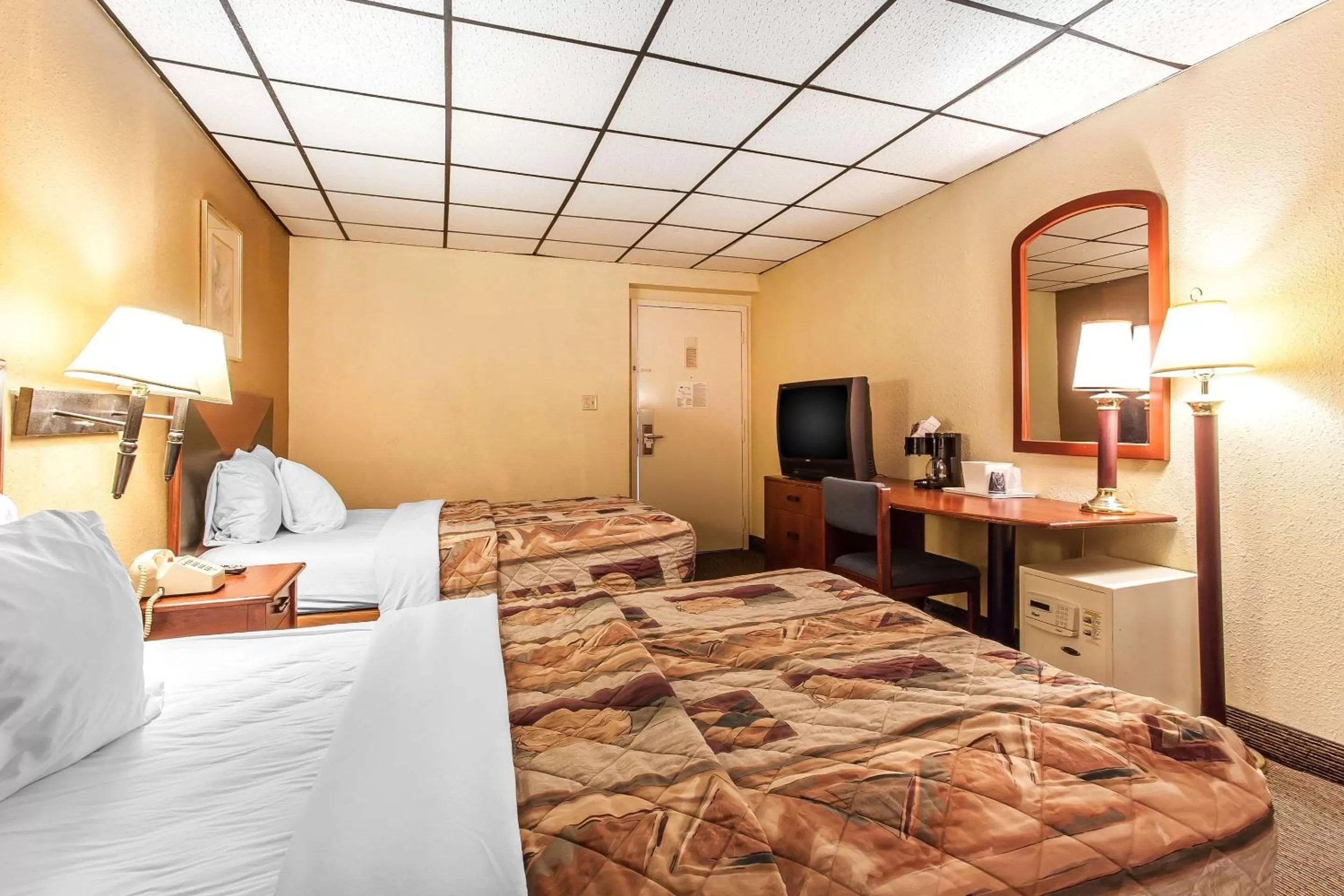 Photo of the whole room, Bed in Rodeway Inn Sandusky North