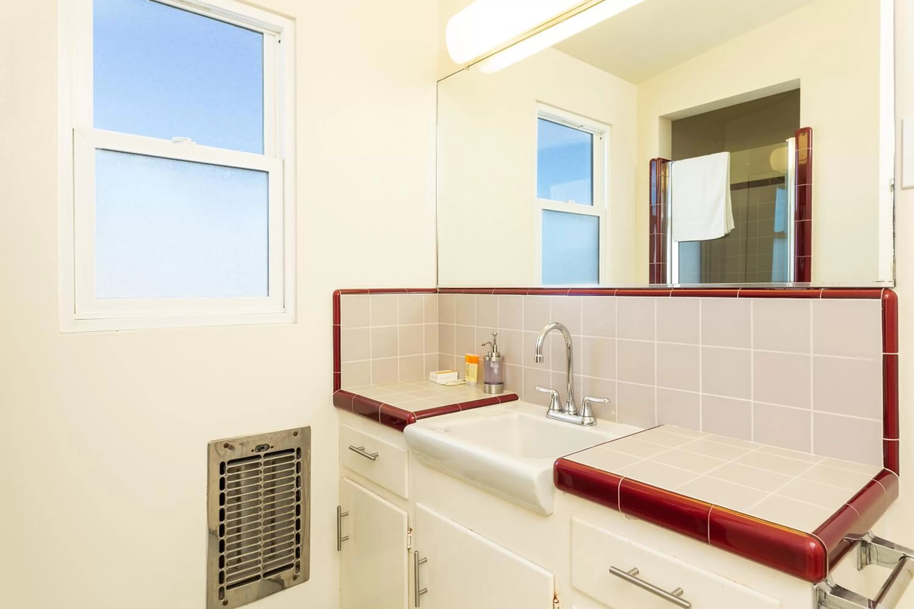 Bathroom in The Sea View Inn At The Beach