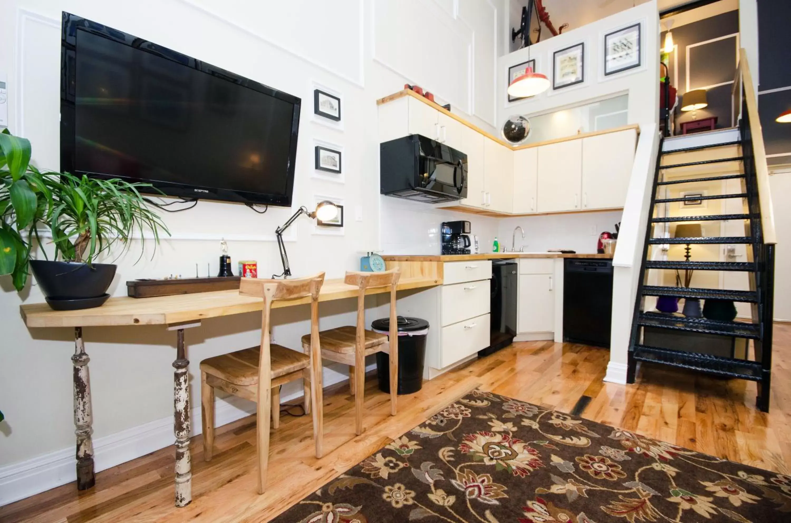 Living room, TV/Entertainment Center in The Box House Hotel