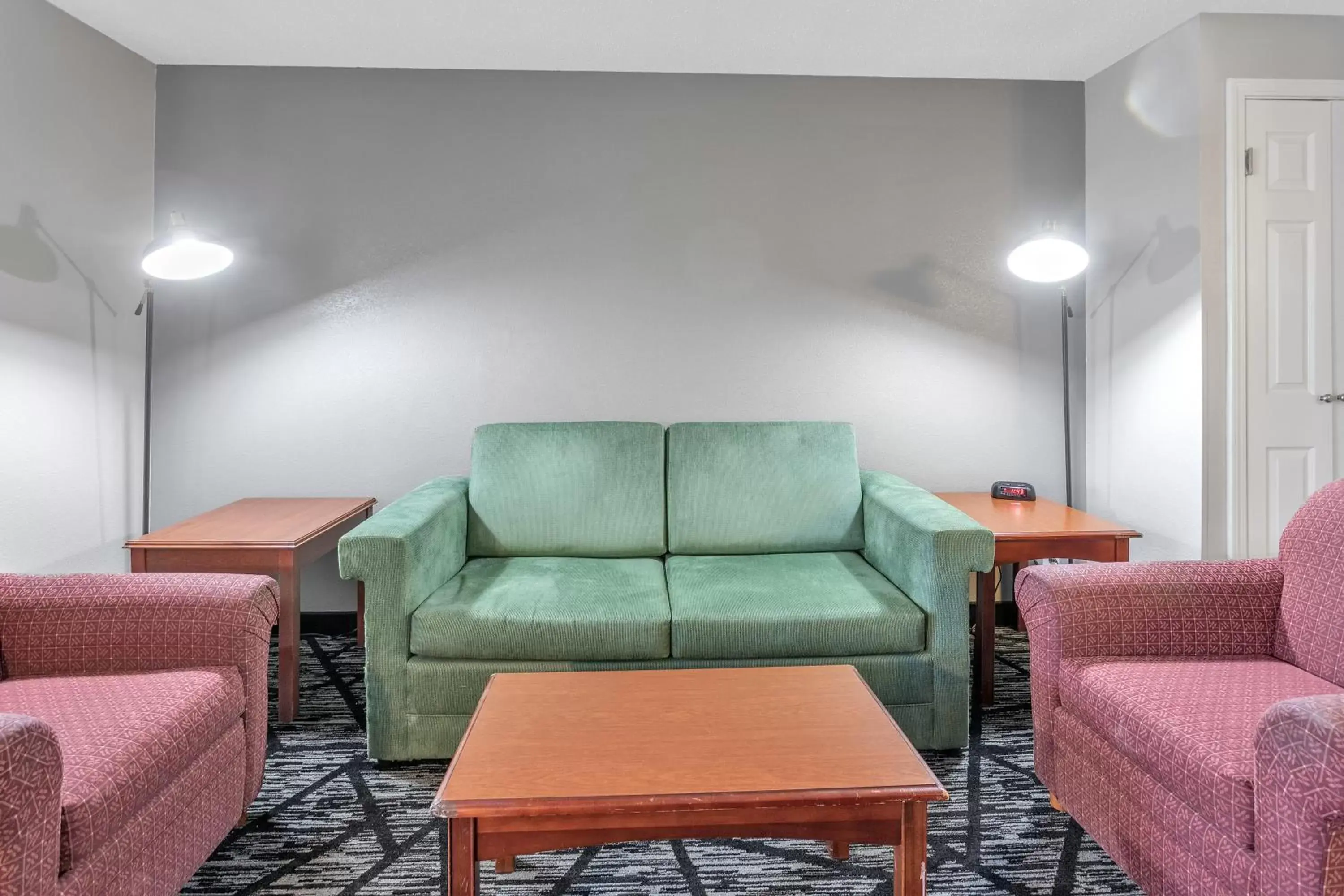 Living room, Seating Area in La Quinta Inn by Wyndham Cleveland Independence