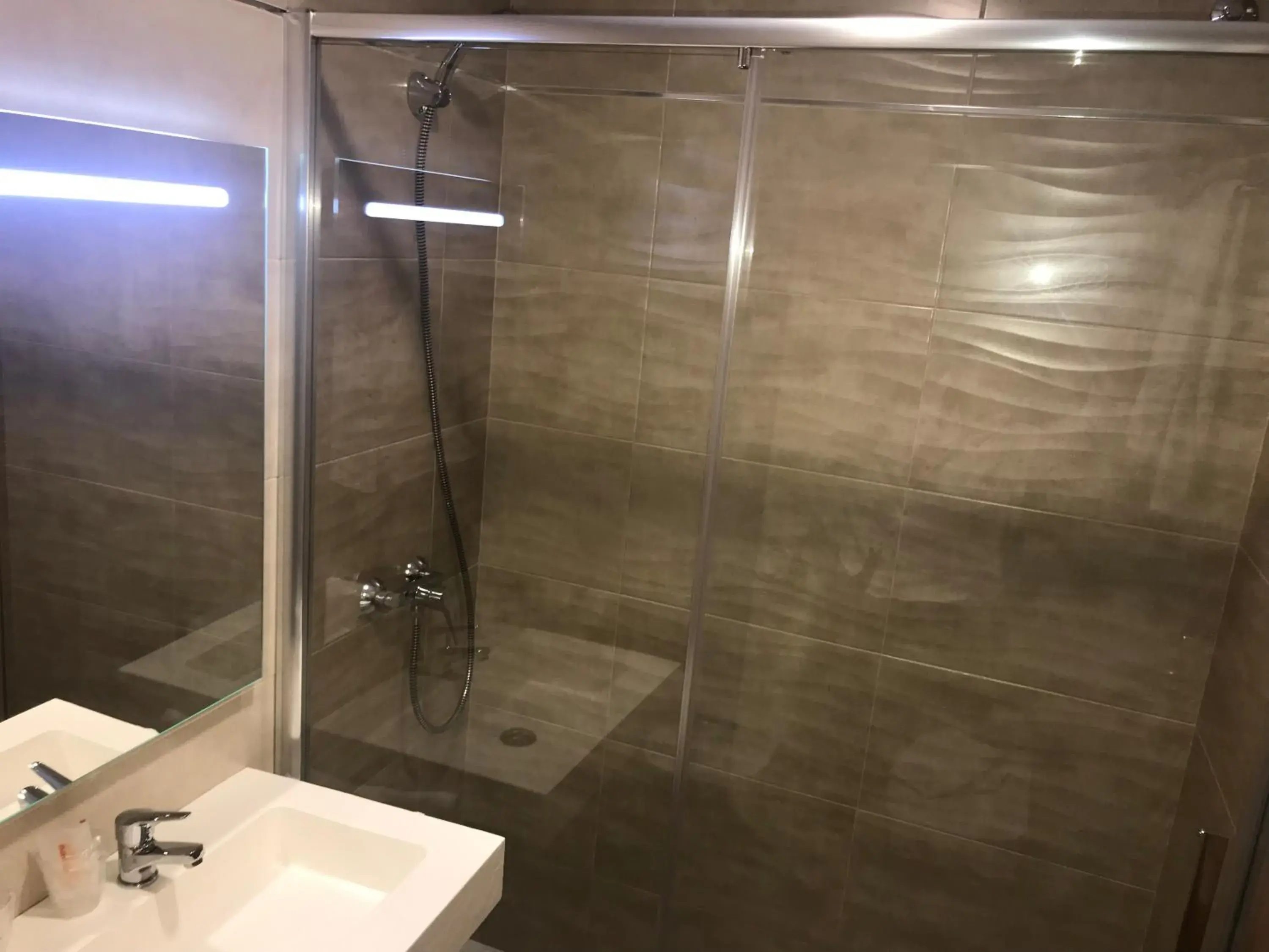 Shower, Bathroom in Hotel La Union