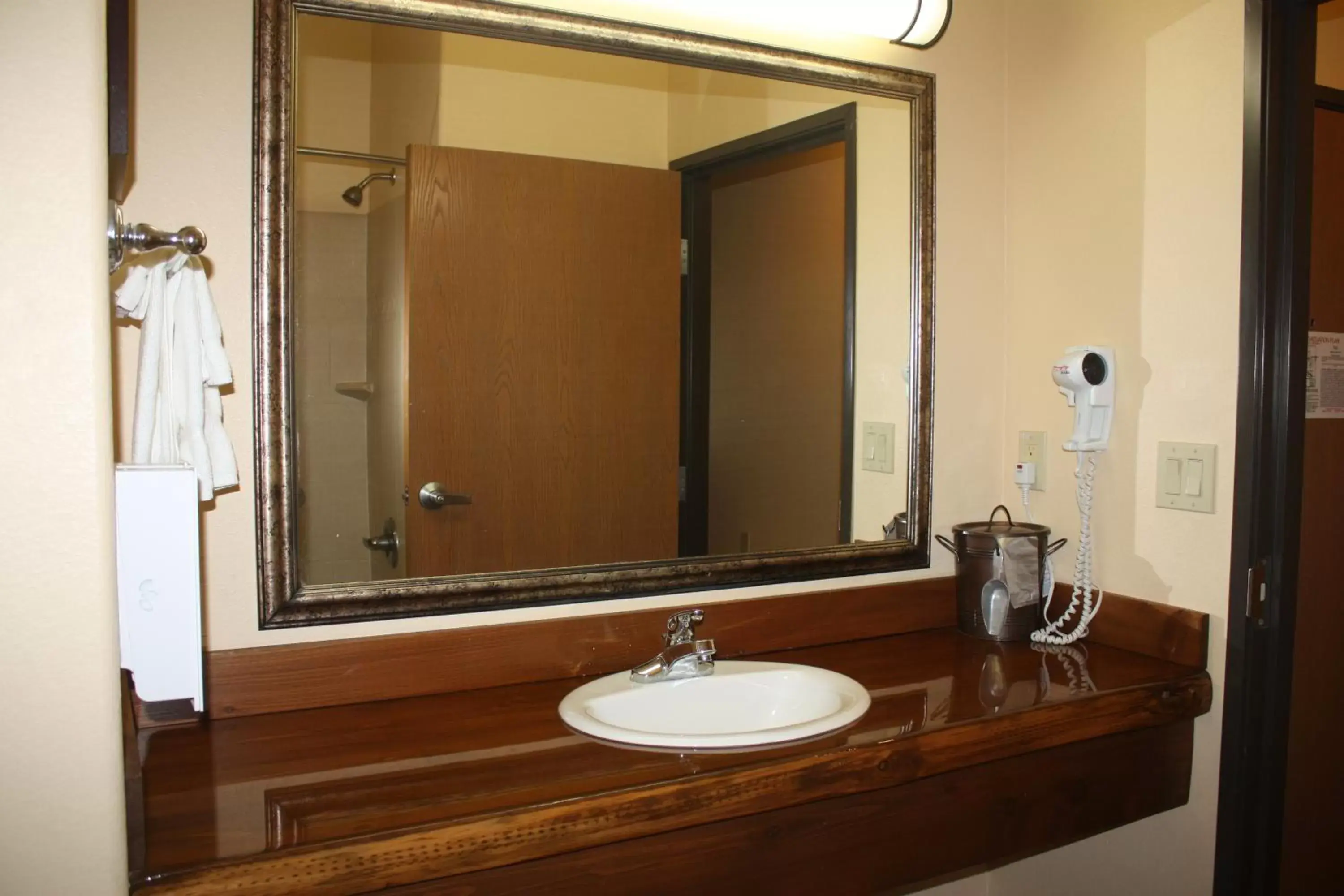 Bathroom in Hotel Texas Hallettsville
