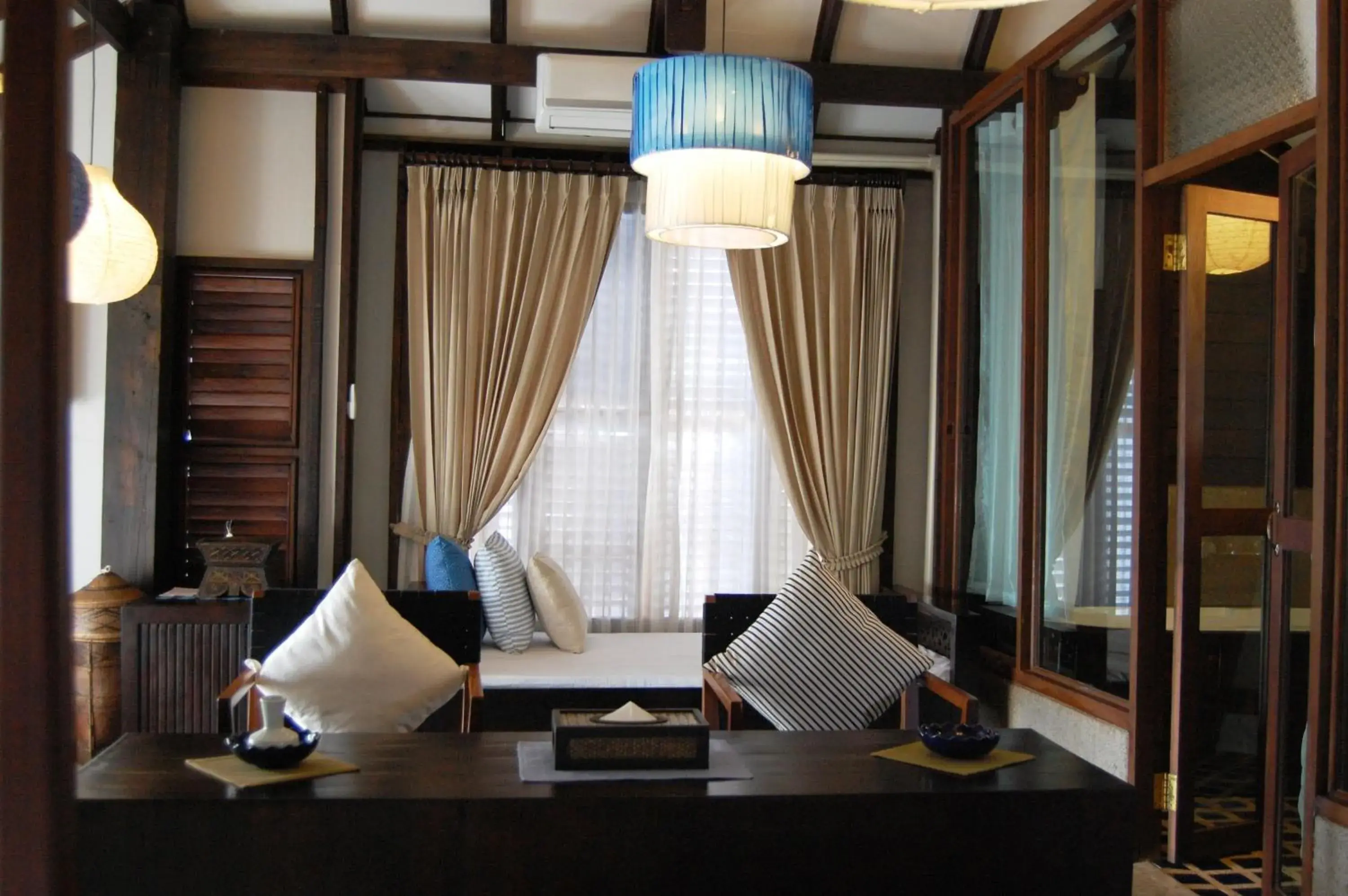 Bed, Seating Area in Banthai Village Hotel