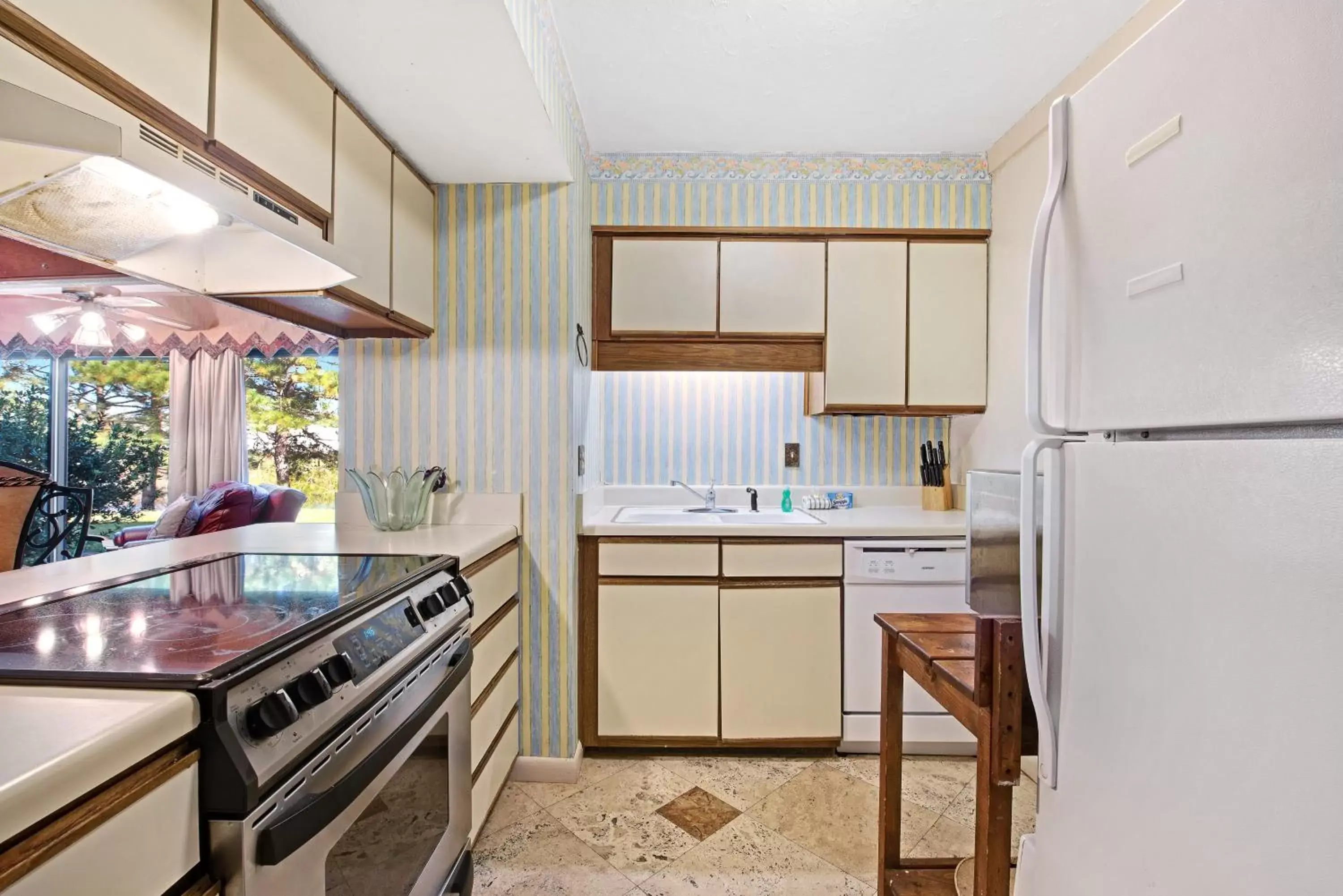 Kitchen/Kitchenette in Gulf Terrace 181