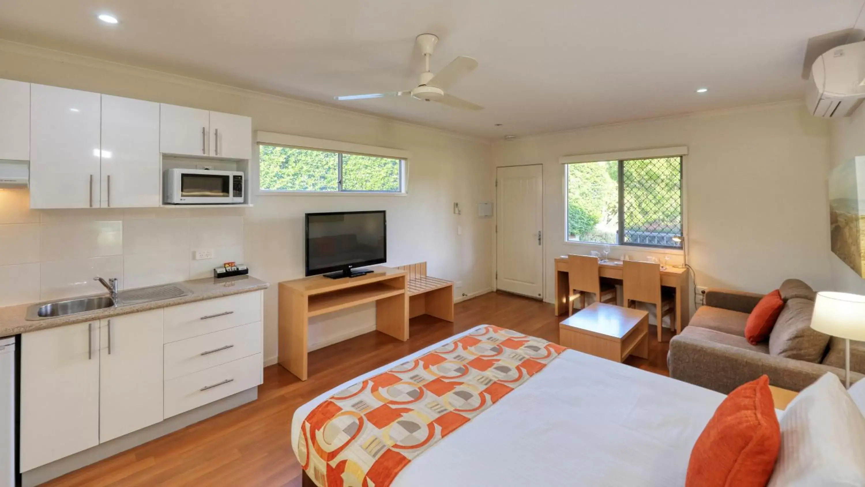 TV and multimedia, Bed in Chinchilla Motor Inn TV and multimedia, Bed in Chinchilla Motor Inn