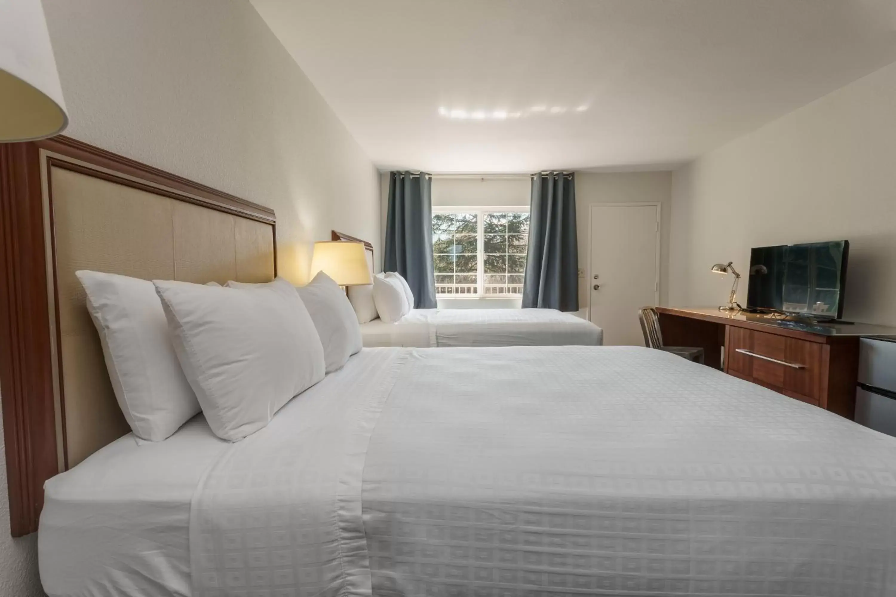 Bedroom, Bed in Riverfront Inn Roseburg