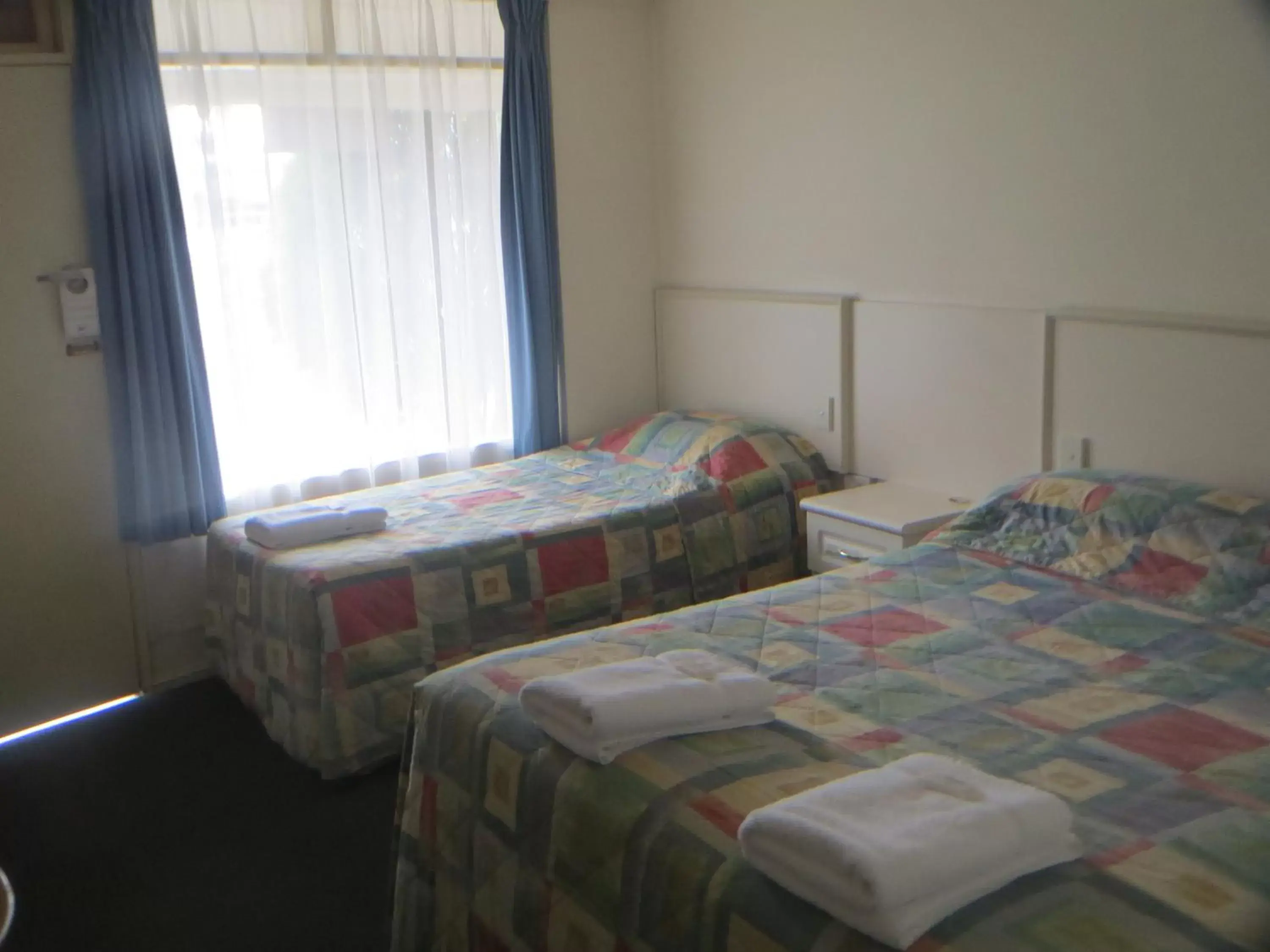 Bedroom, Bed in Coachman Hotel Motel