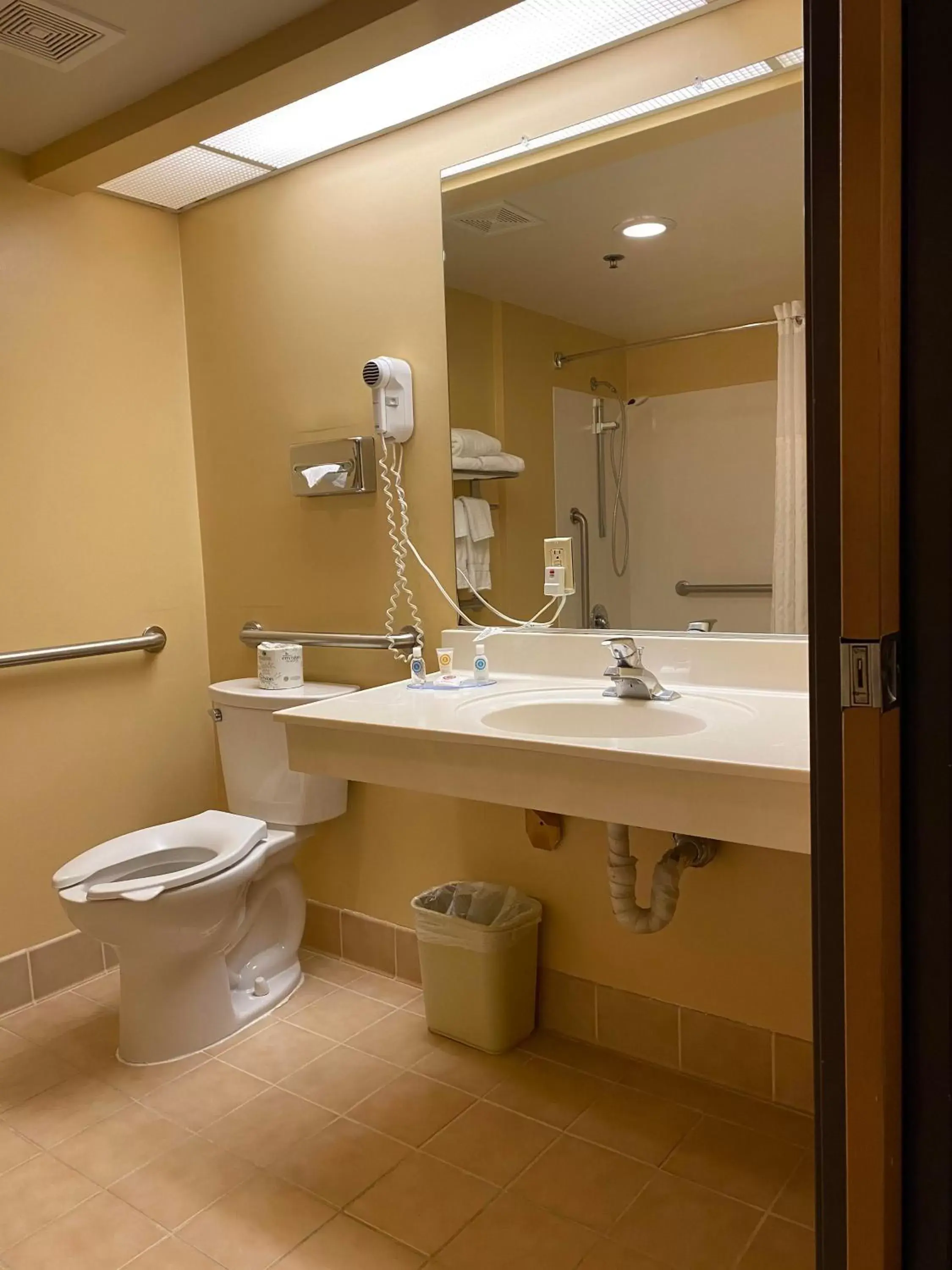 Toilet, Bathroom in Comfort Inn Marina on the Monterey Bay