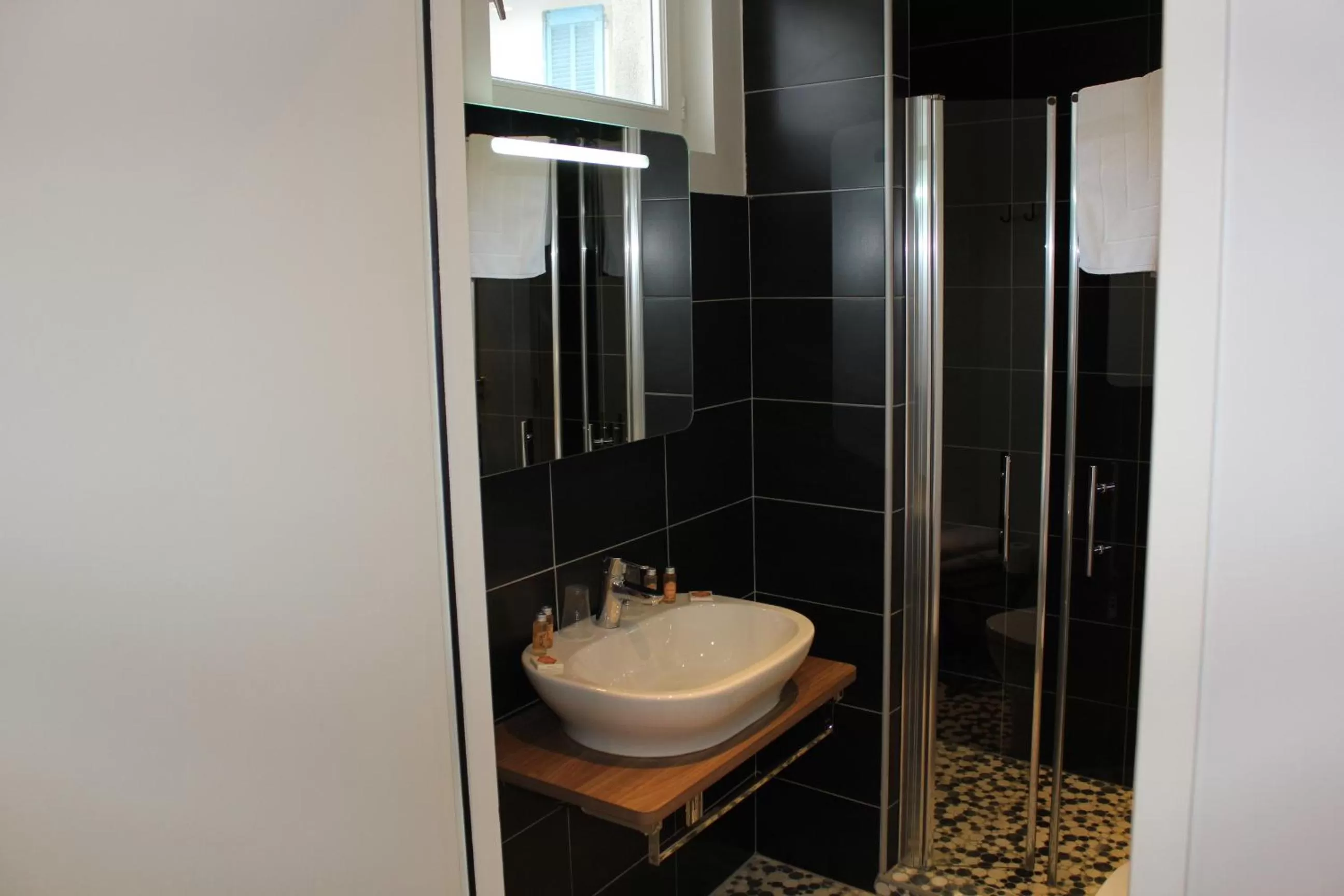 Shower in Hôtel Central