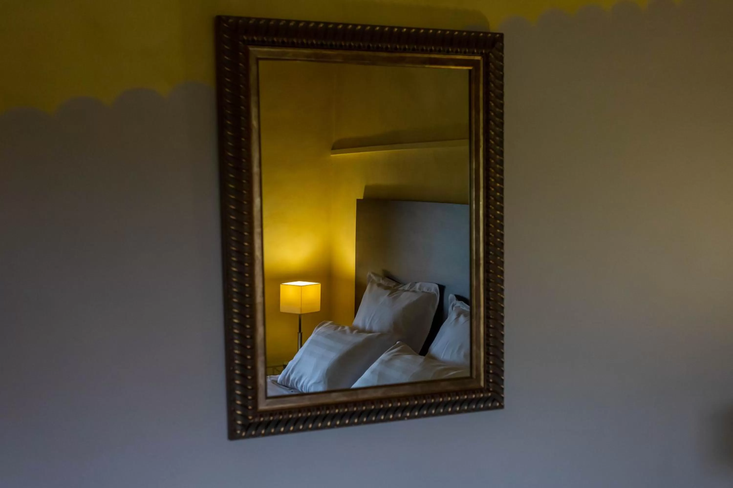 Night, Bed in CÔTE GARONNE le BALCON DES DAMES -hôtel et restaurant- Tonneins Fauillet Marmande - vue panoramique bord de Garonne chambres climatisées