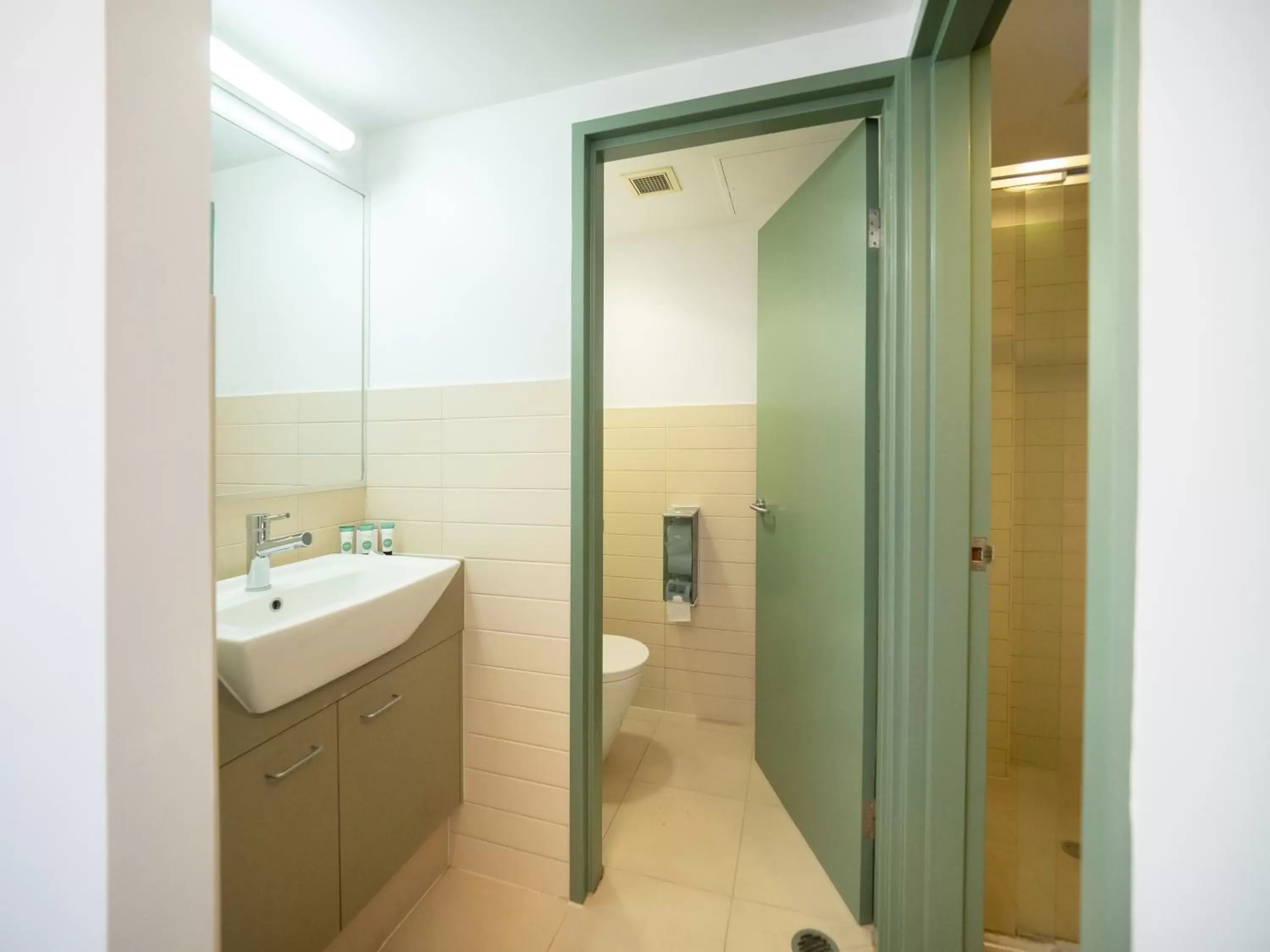 Bathroom in Brisbane City YHA