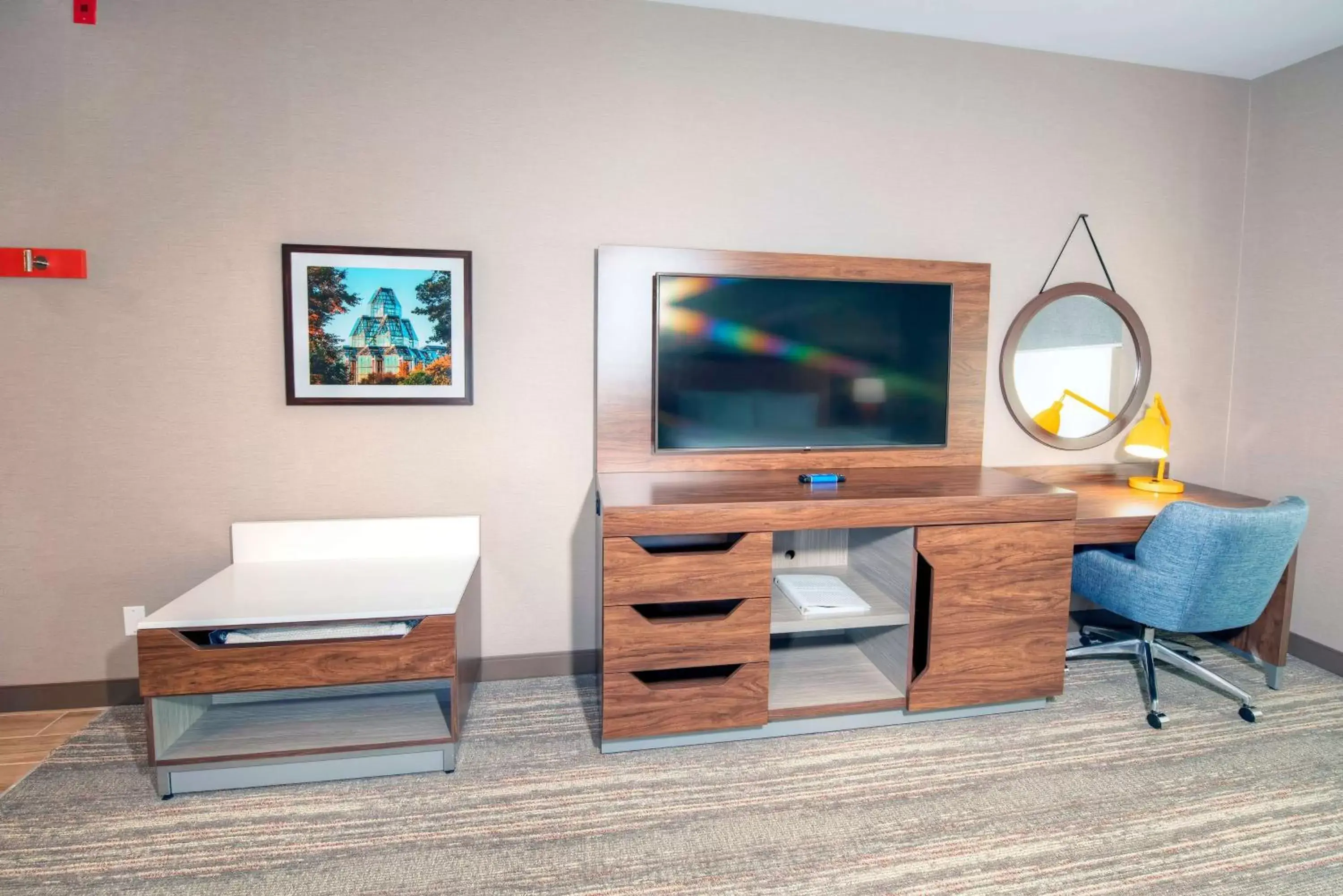Bedroom, TV/Entertainment Center in Hampton by Hilton Ottawa