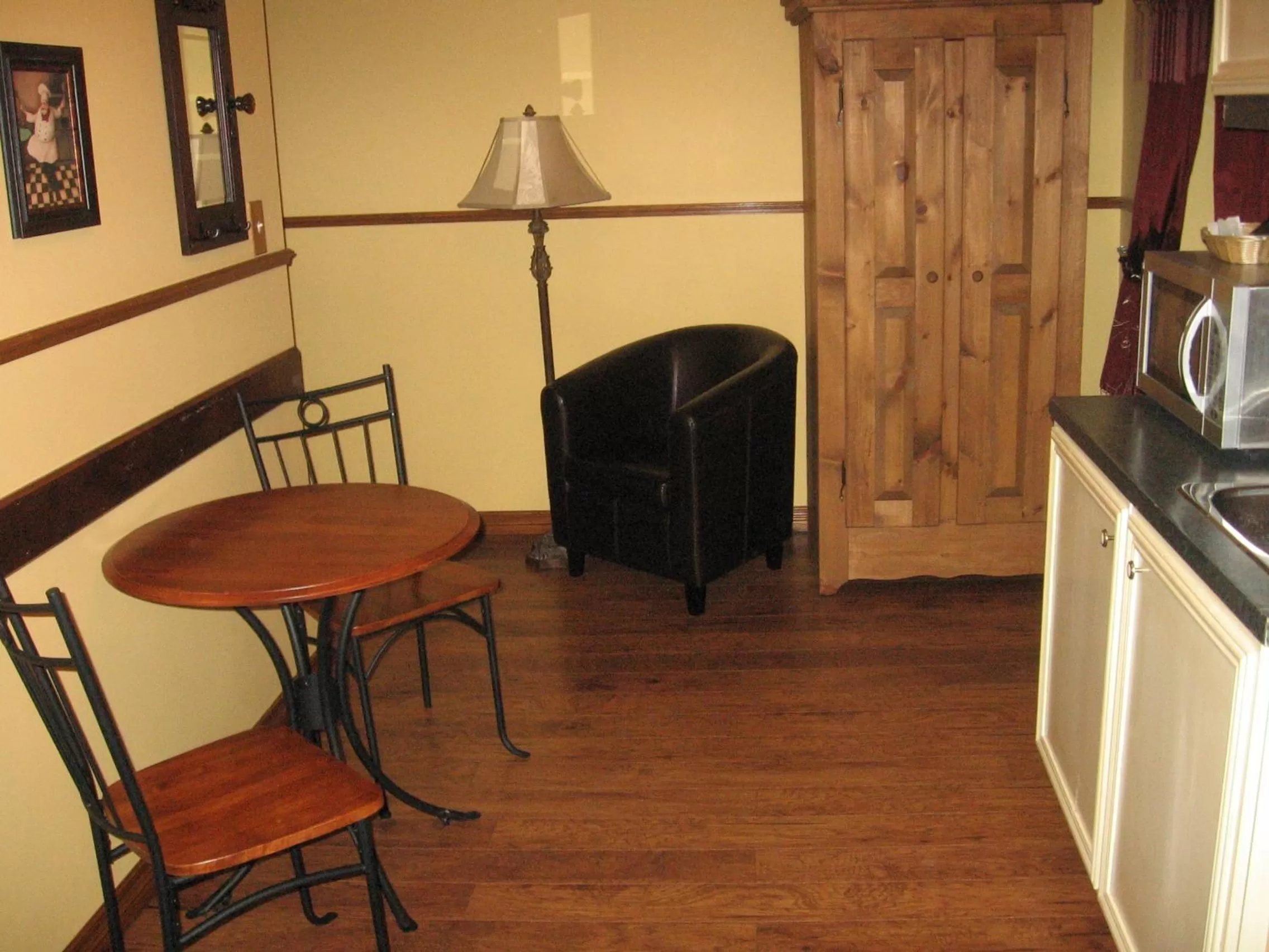 Kitchen or kitchenette in Auberge le St-Gab