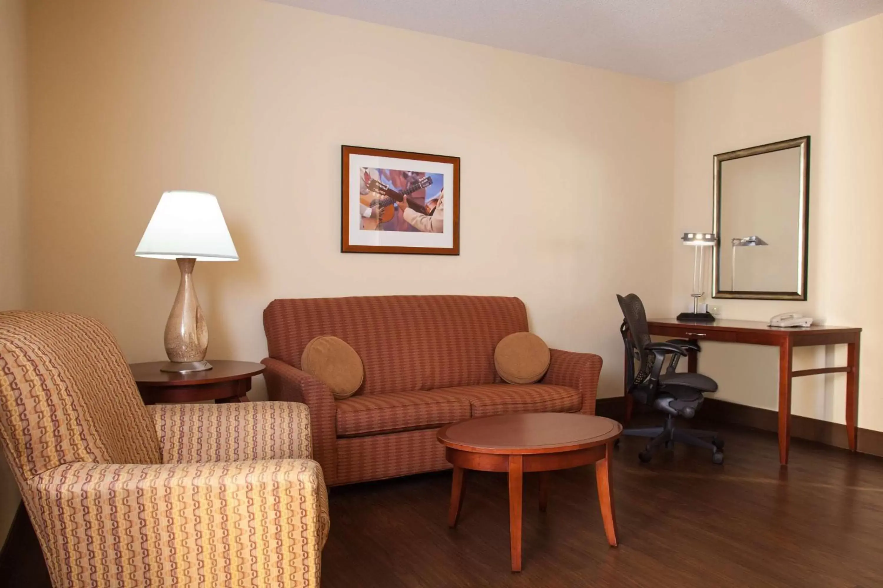 Bed, Seating Area in Hilton Garden Inn El Paso University