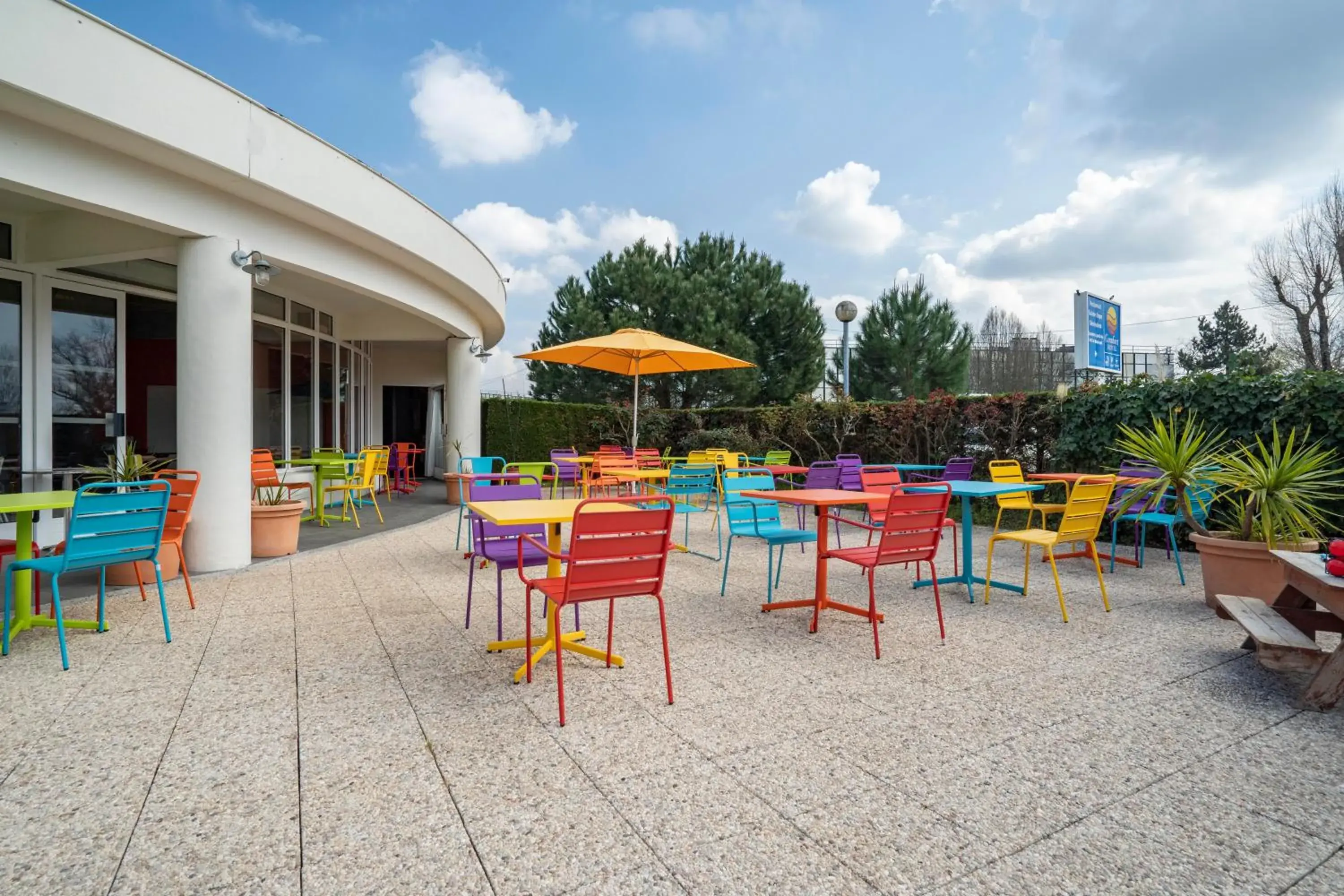 Patio in greet Hotel Bordeaux Aeroport