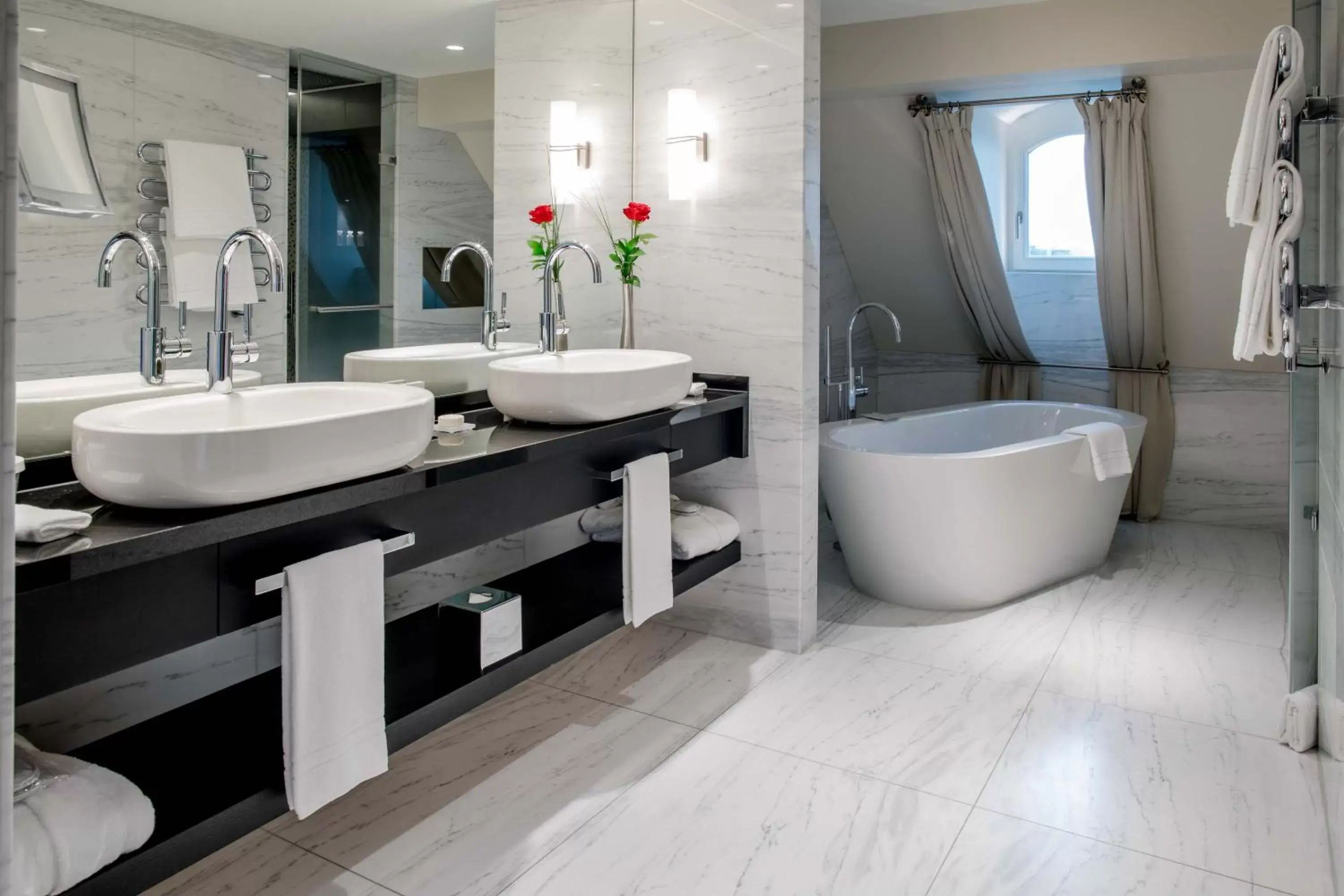 Shower, Bathroom in Hotel Schweizerhof Bern & Spa