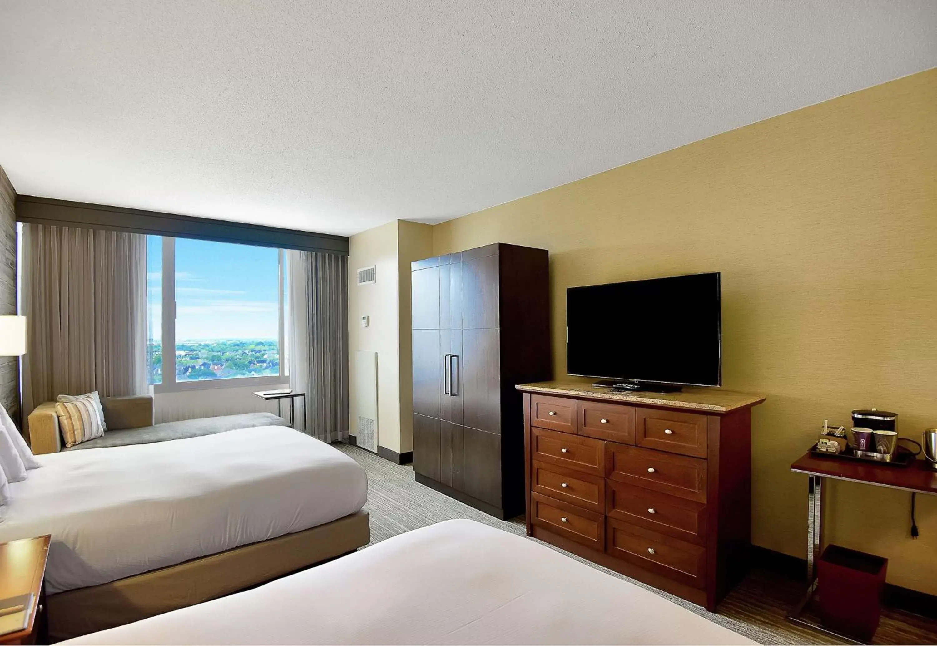 Bed in DoubleTree by Hilton Hotel & Suites Houston by the Galleria