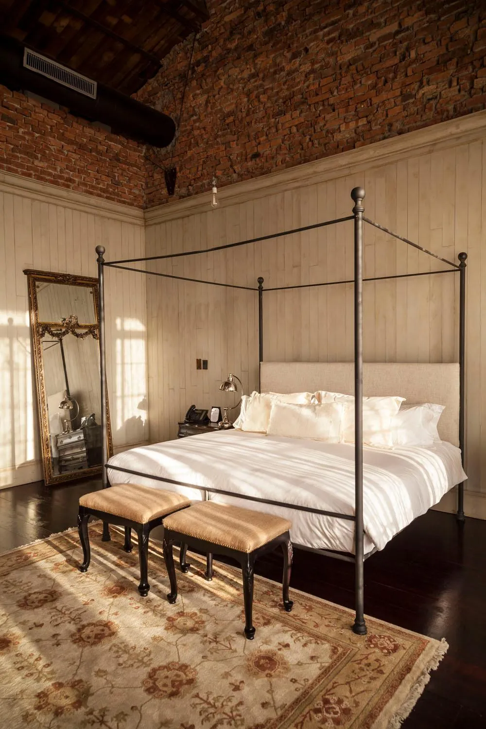 Bed in Factoria Hotel