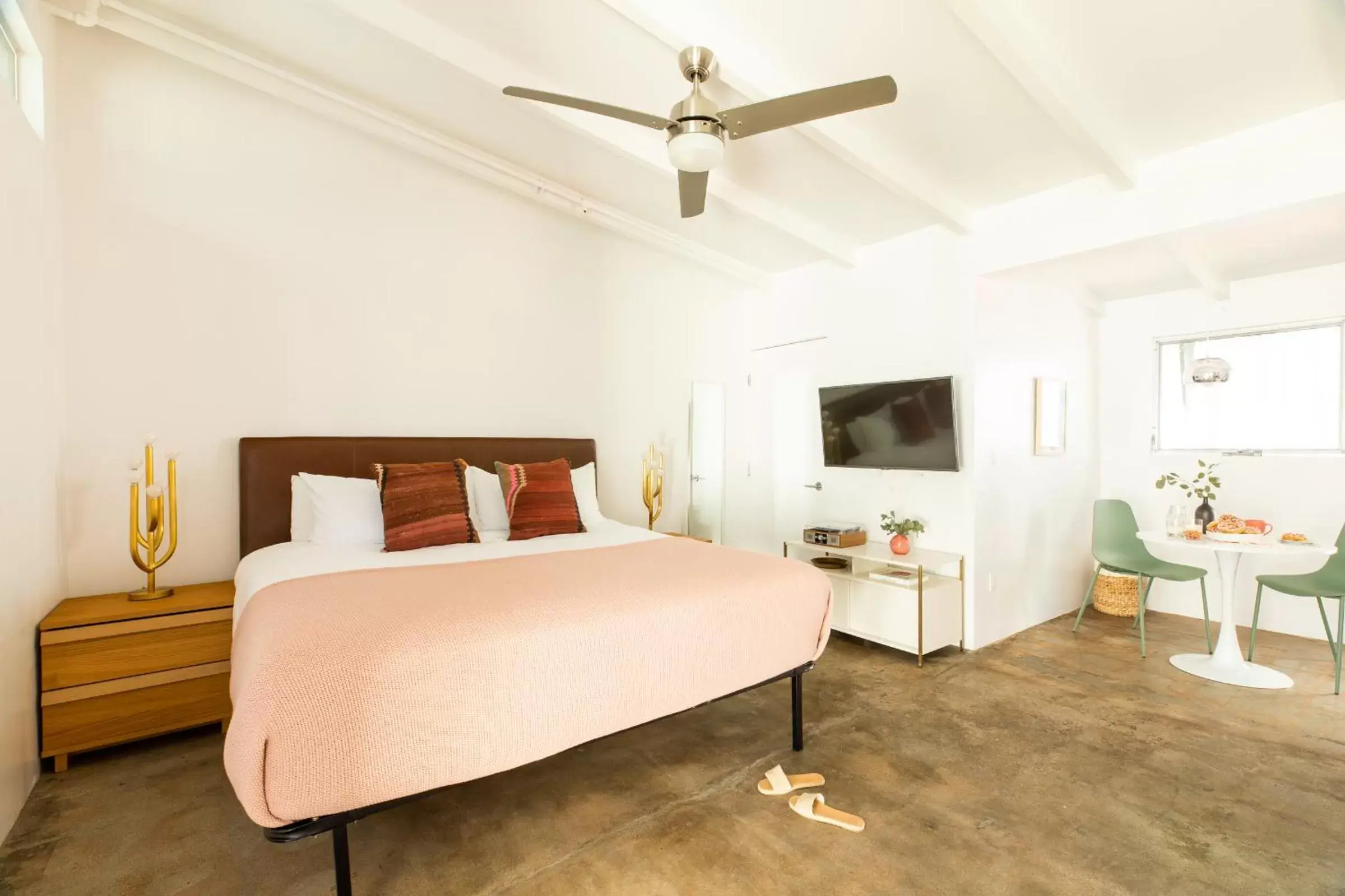 Bedroom, Bed in The Wesley Palm Springs