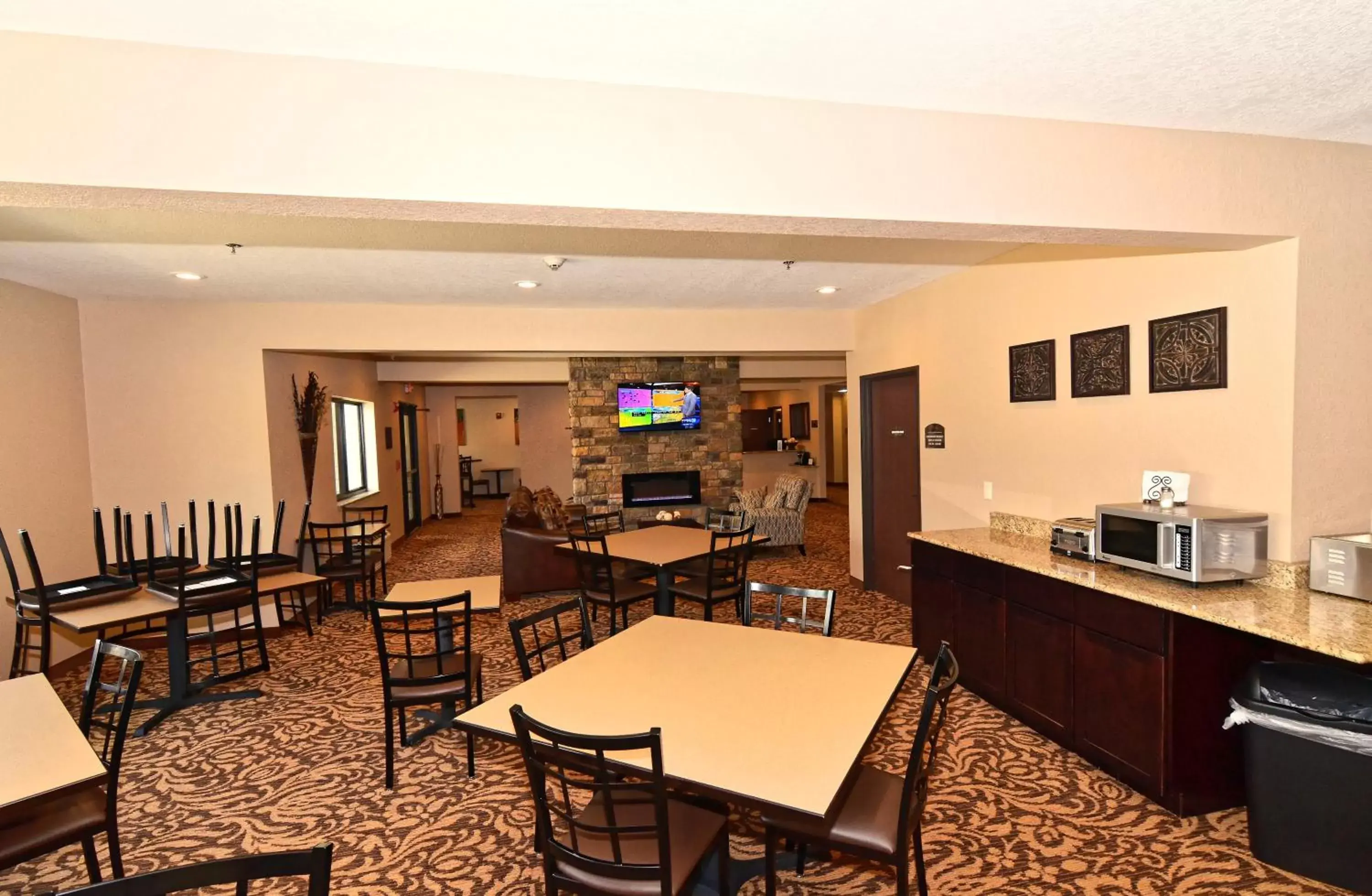 American breakfast, Restaurant/Places to Eat in Cobblestone Inn & Suites - Clarion