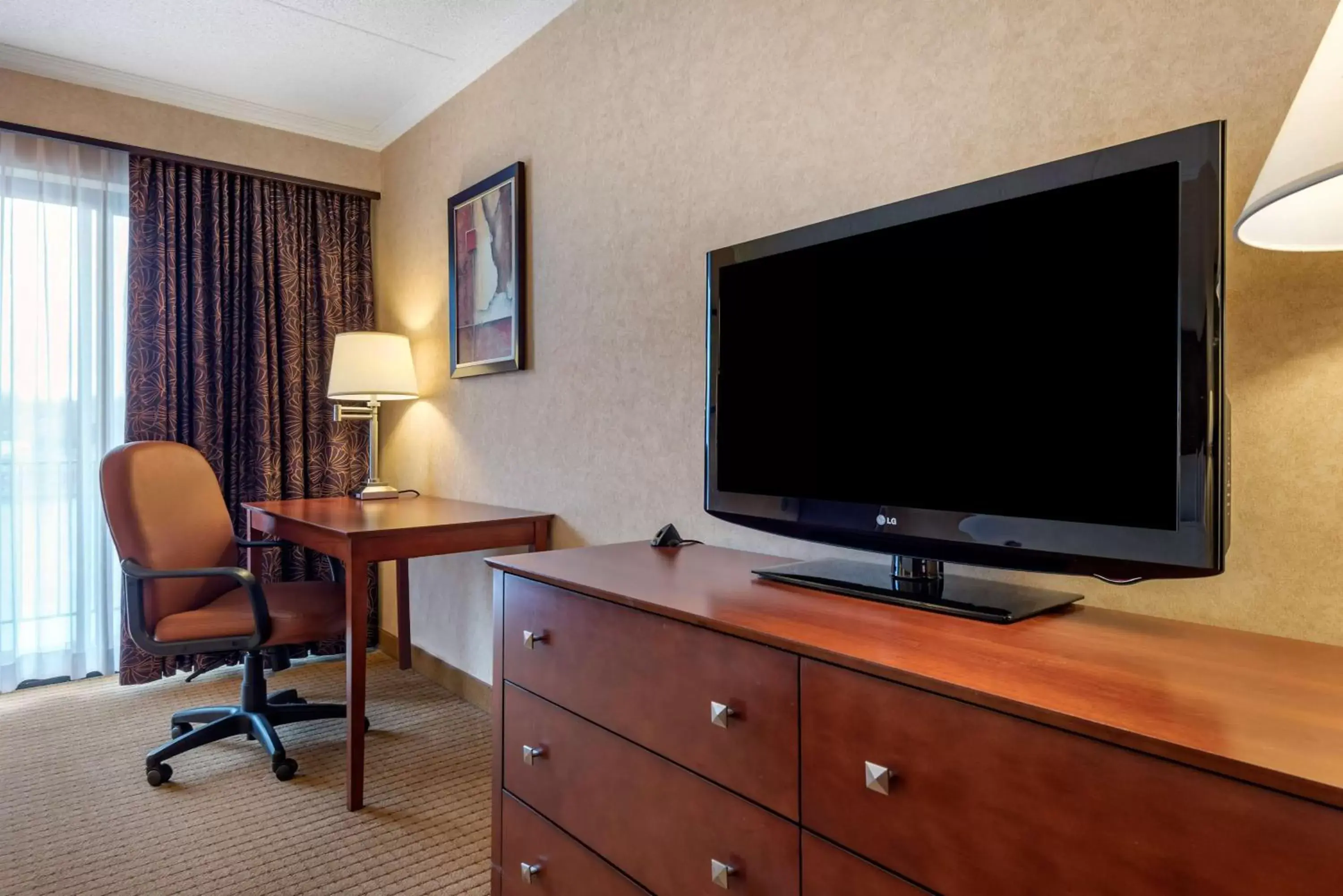 Bedroom, TV/Entertainment Center in Best Western Plus Oswego Hotel and Conference Center