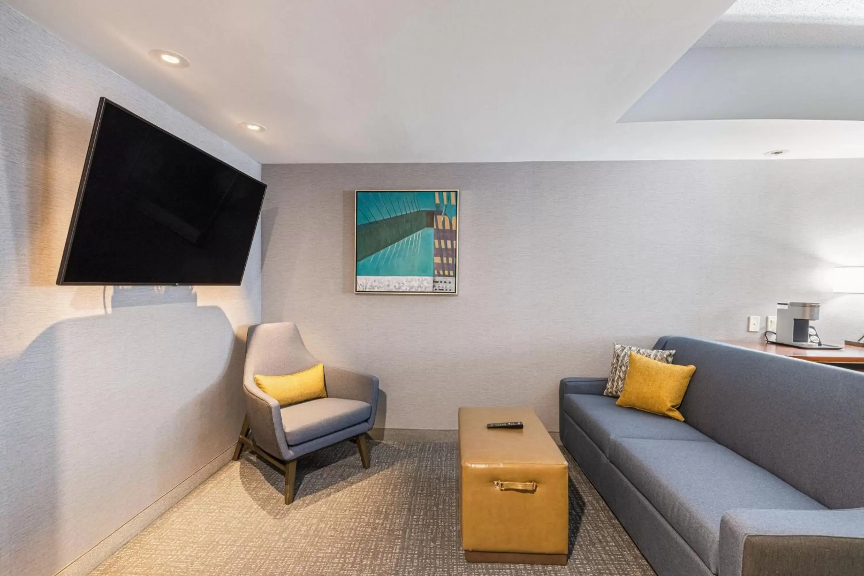 Bedroom, Seating Area in Courtyard by Marriott Boston Waltham