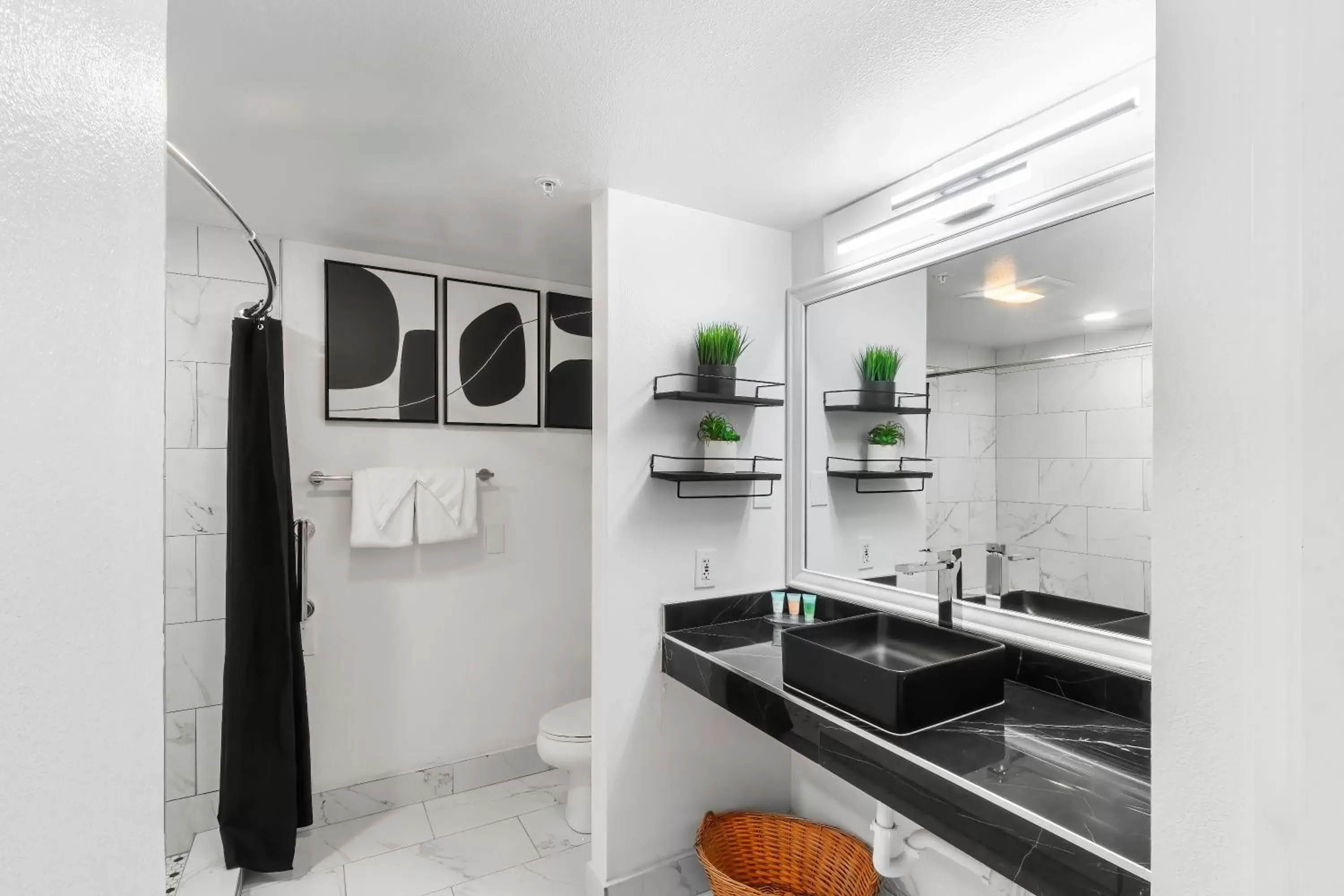 Bathroom, Kitchen/Kitchenette in Ascot Suites Morro Bay