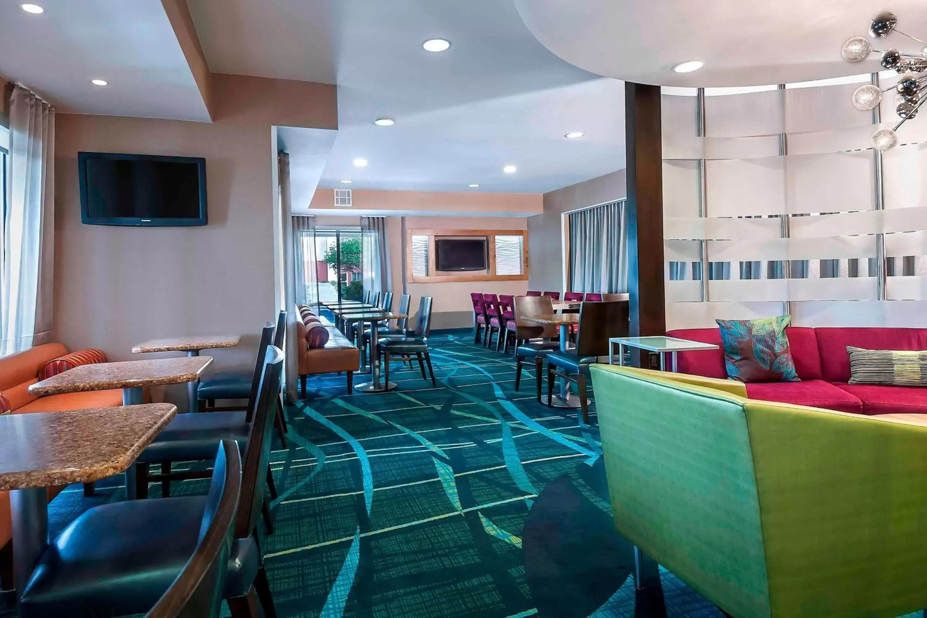Breakfast, Lounge/Bar in SpringHill Suites by Marriott Baton Rouge South