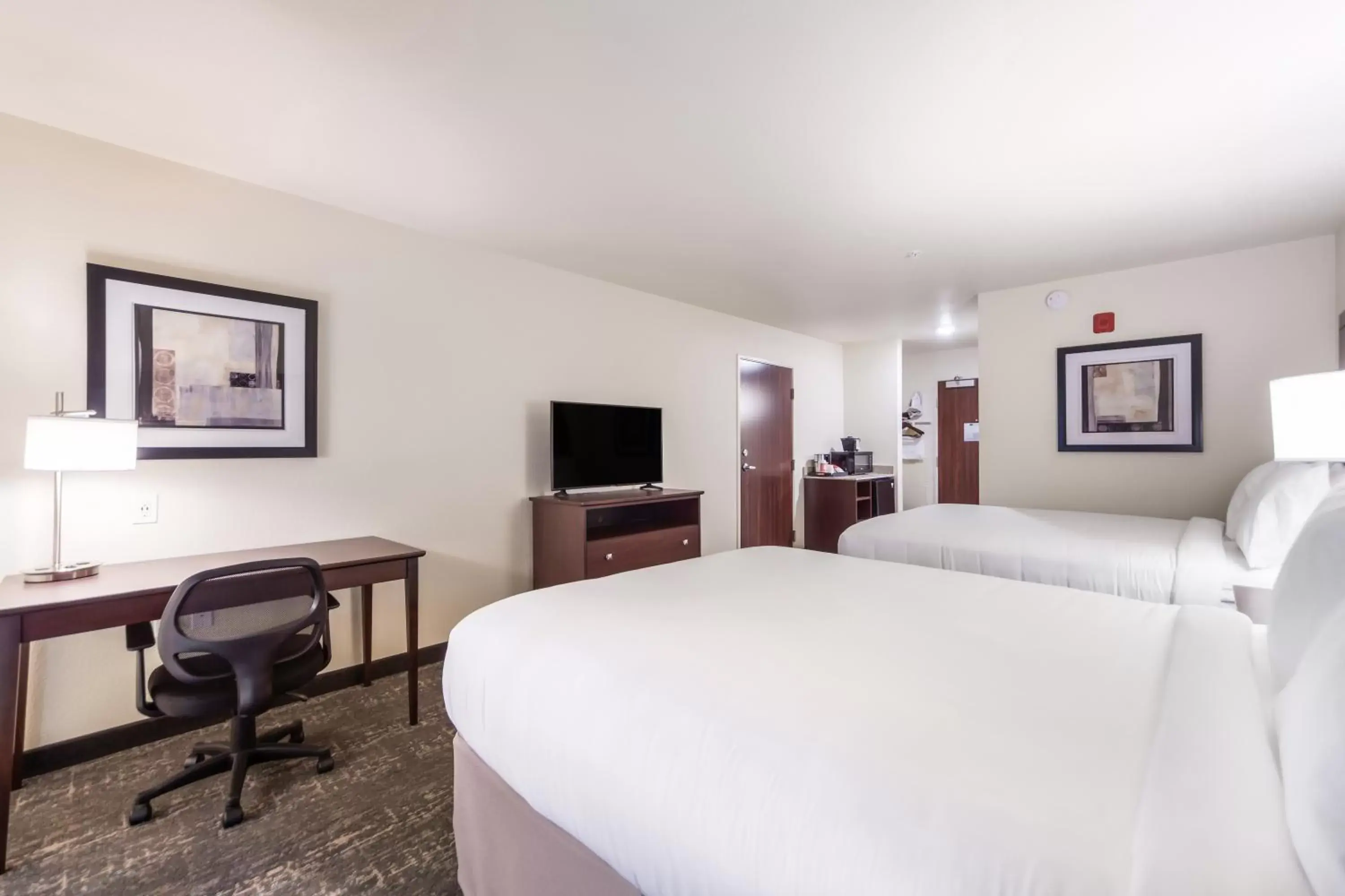 Bed in Cobblestone Inn & Suites-Fremont