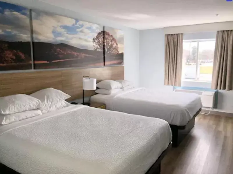Bed in Days Inn & Suites by Wyndham Siler City
