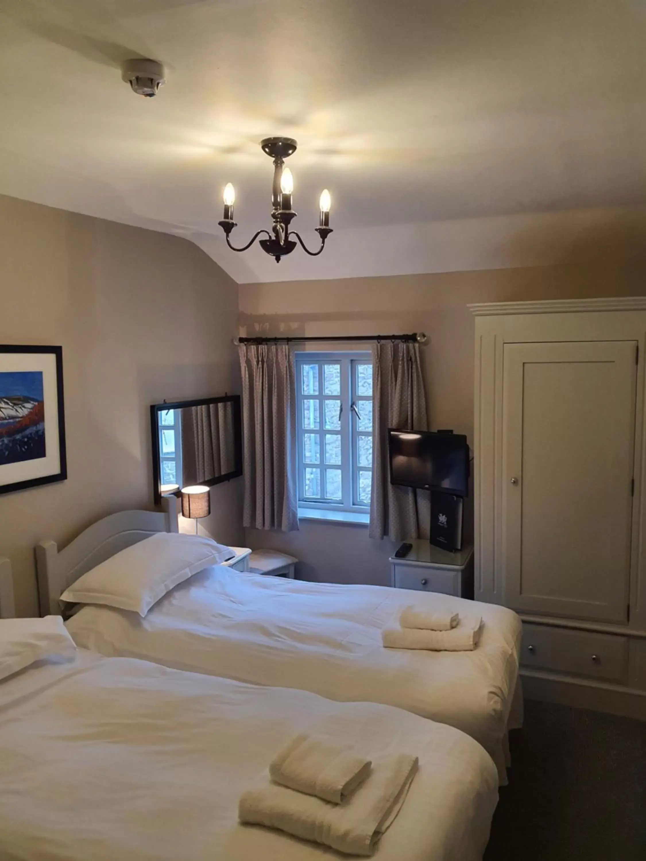 Bedroom, Bed in Dragon Inn