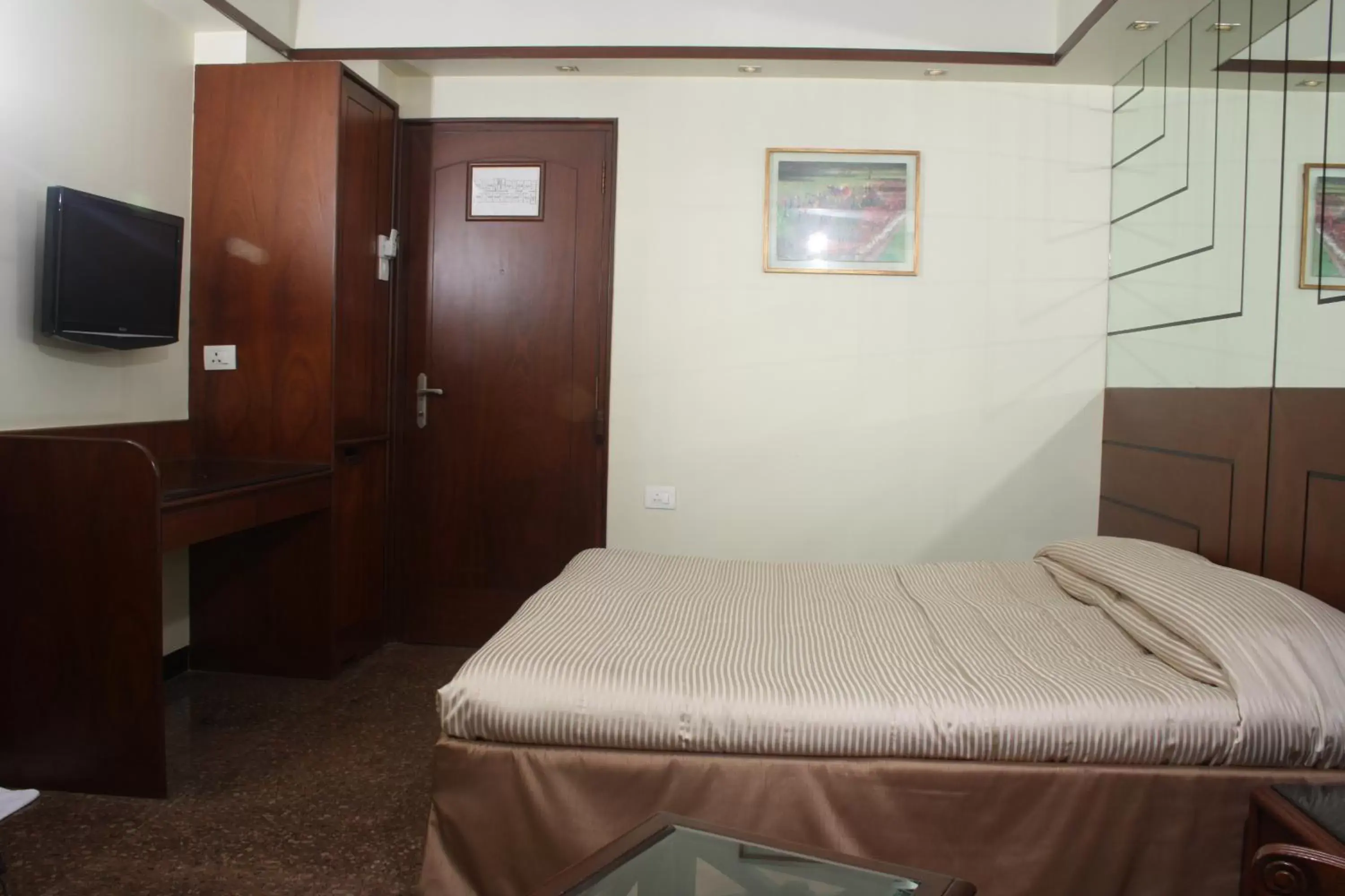 Bed in Hotel Karl Residency