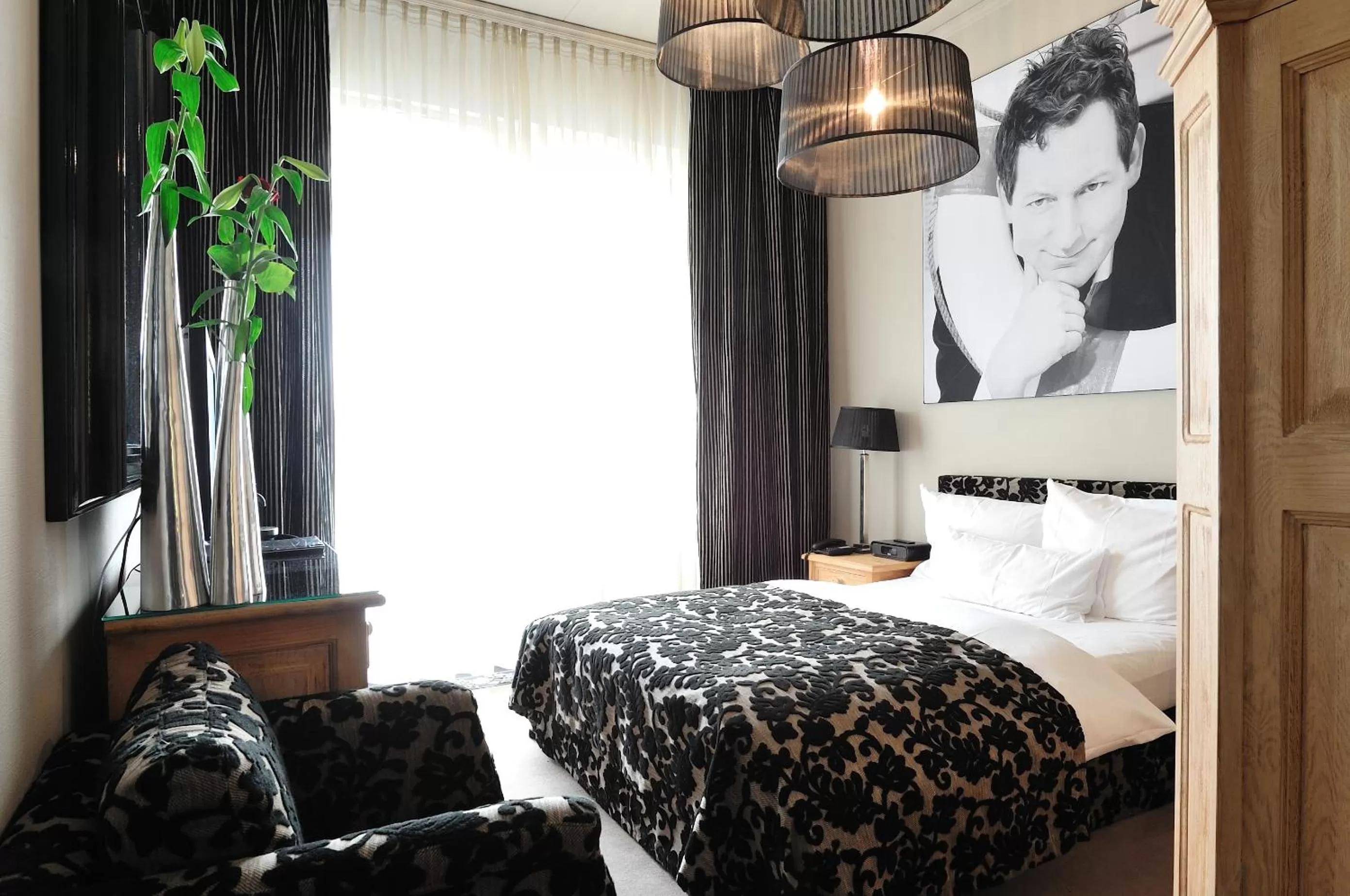 Photo of the whole room, Bed in Stage47