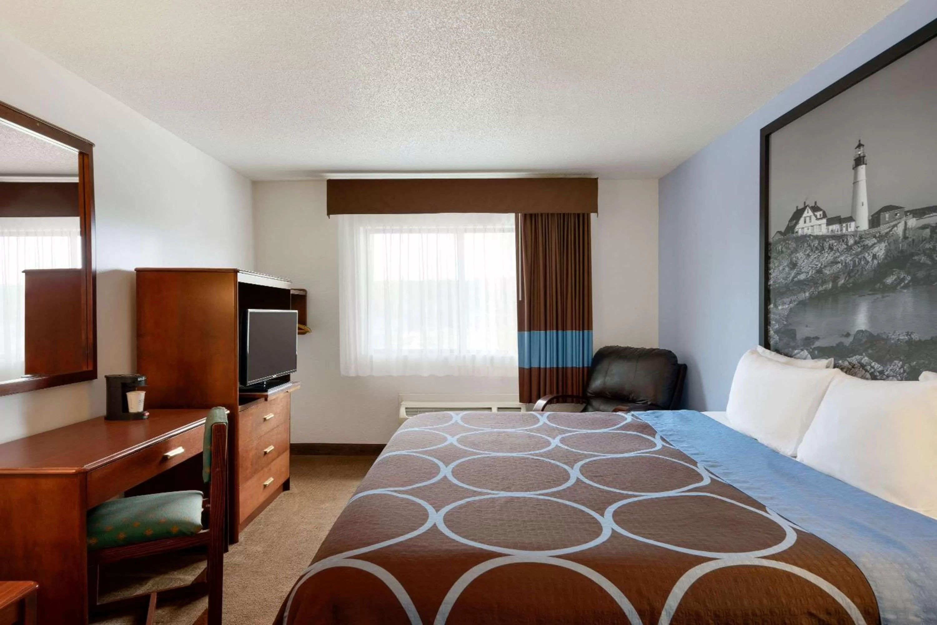 Photo of the whole room, Bed in Super 8 by Wyndham Portland/Westbrook Area