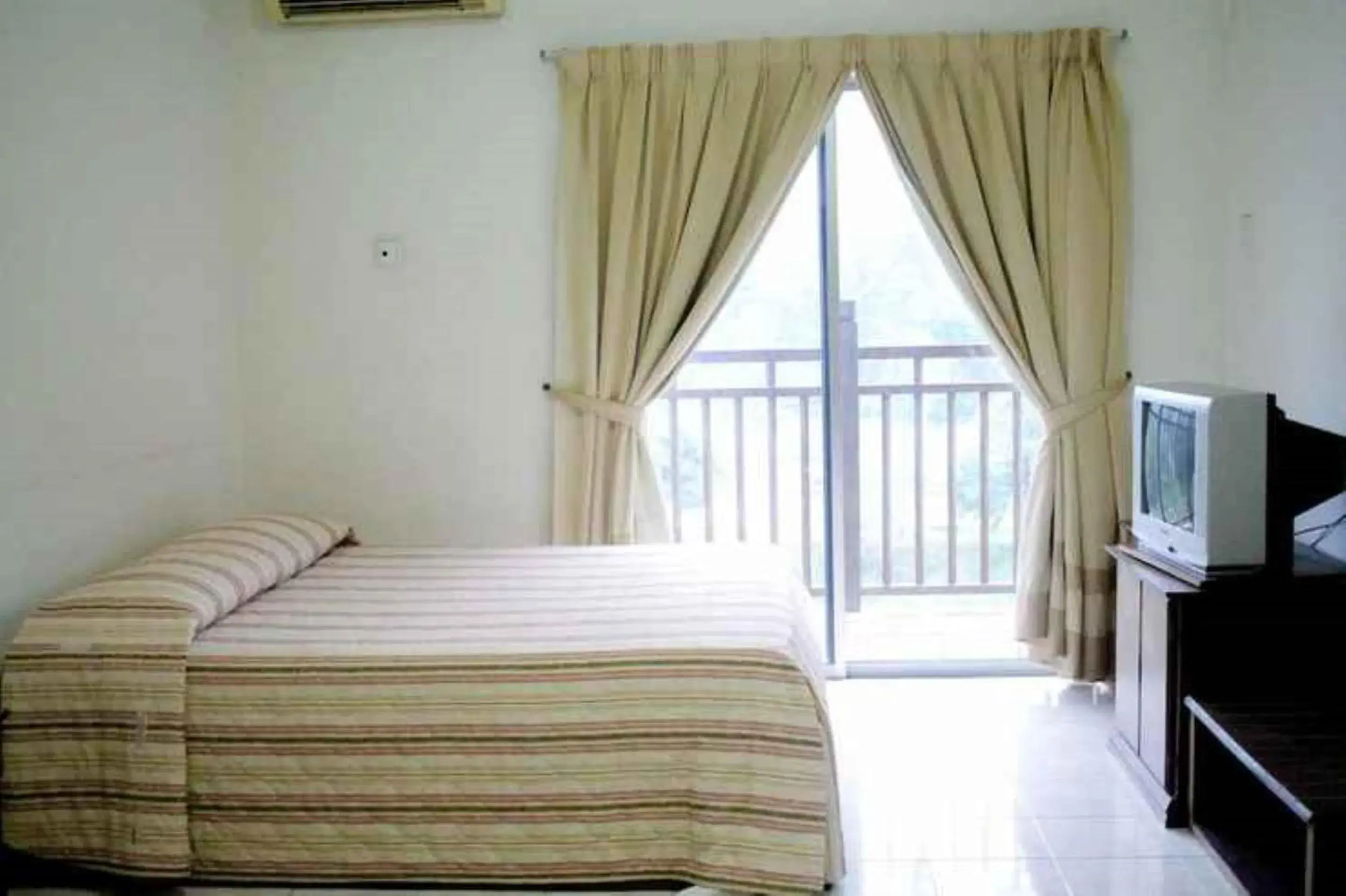 Bedroom, Bed in OYO HOME 90301 Suria Service Apartments @ Bukit Merak Laketown Resort