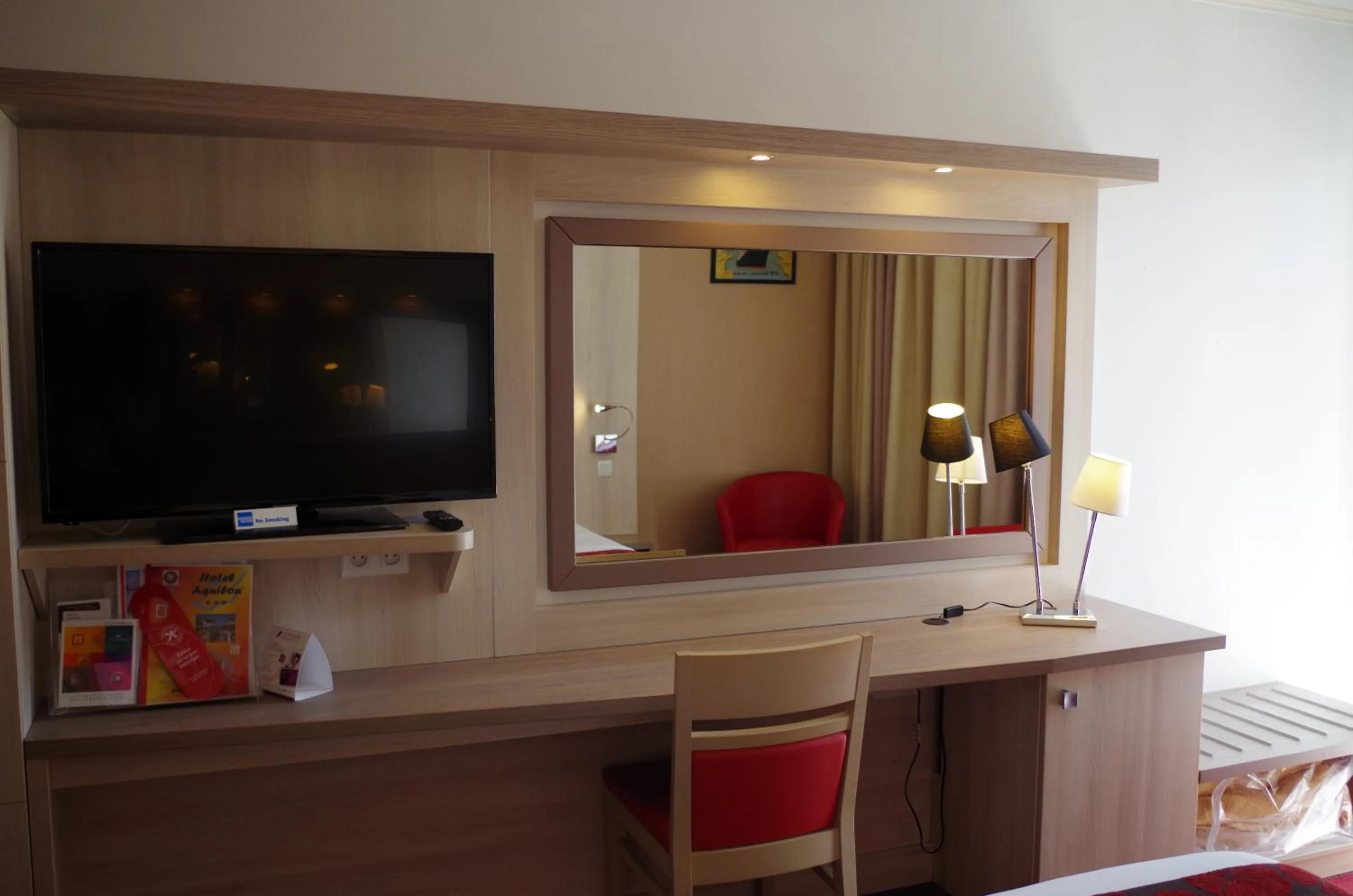 TV and multimedia in The Originals Boutique, Hôtel Aquilon, Saint-Nazaire