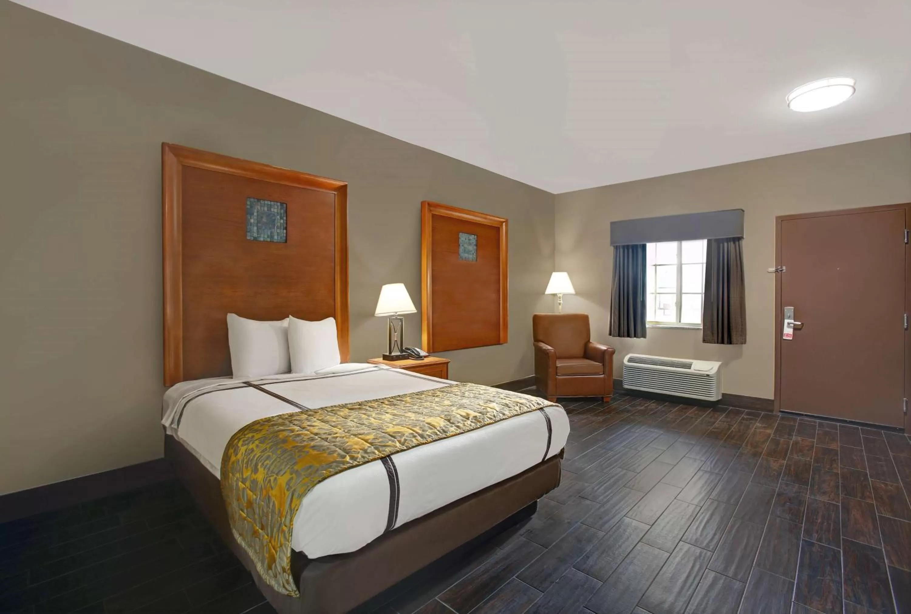 Photo of the whole room, Bed in Studio 6 Odessa, Tx