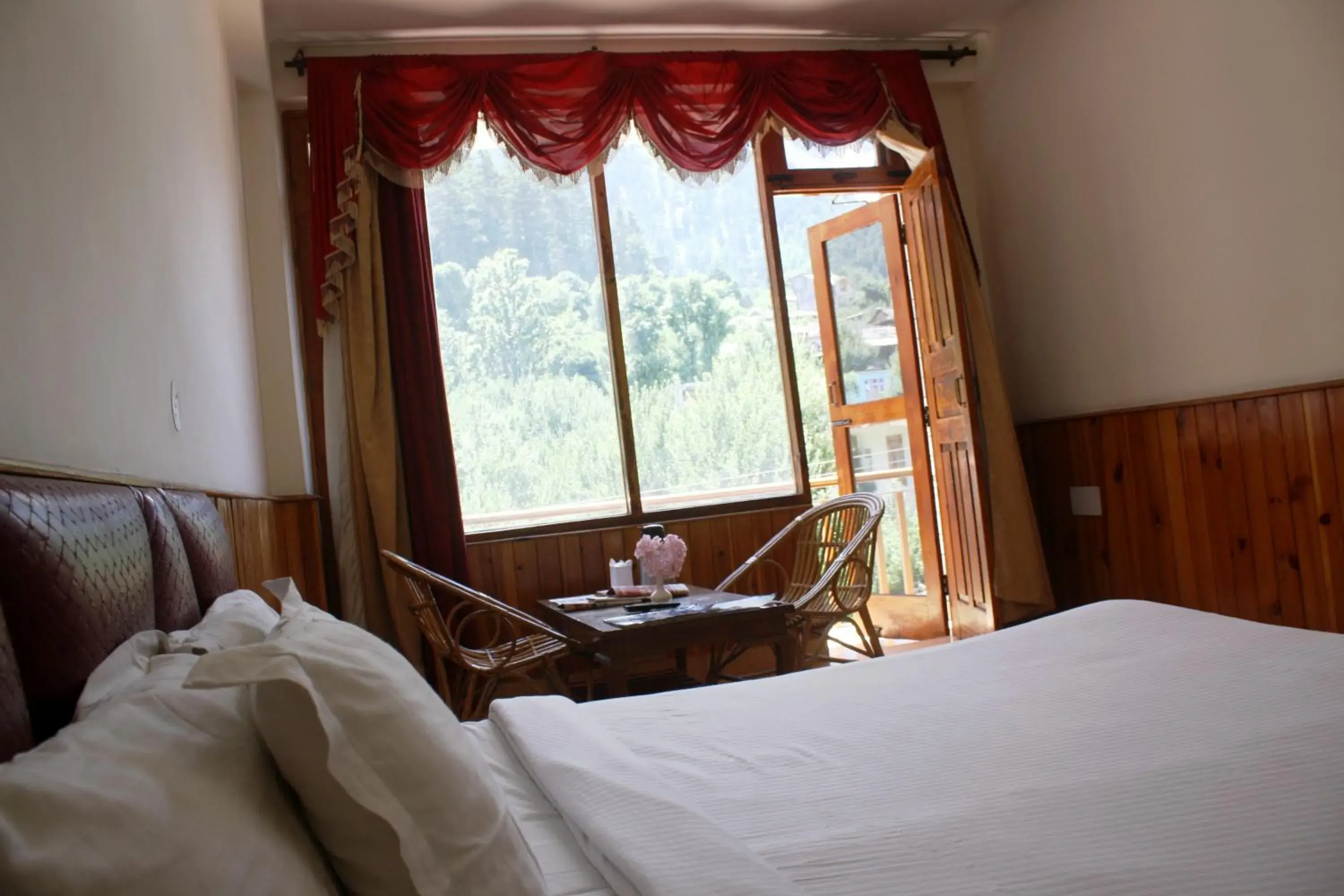 Bed in Sarthak Resorts-Reside in Nature with Best View, 9 kms from Mall Road Manali
