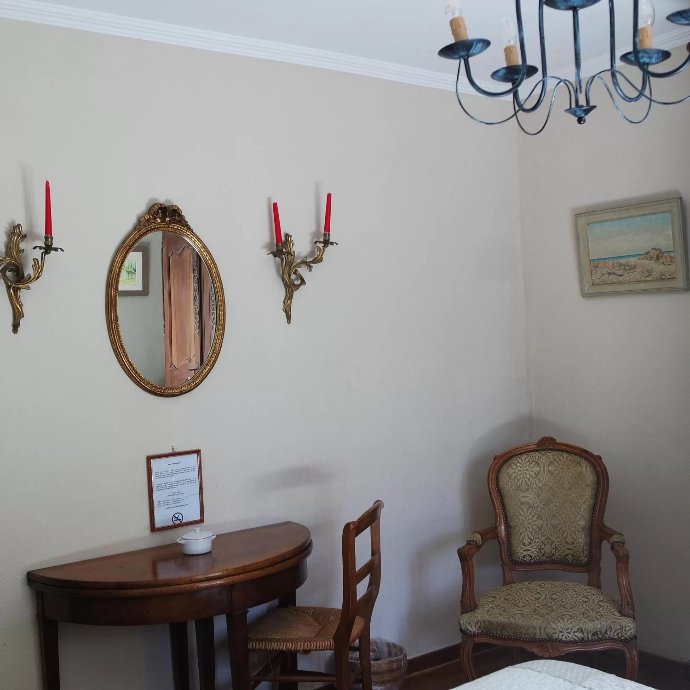 Photo of the whole room in Mas Grimaud - Gîte- Studio et chambres d'hôtes familiales