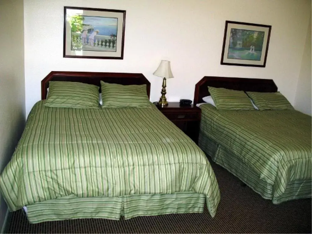 Photo of the whole room, Bed in Golden West Motel