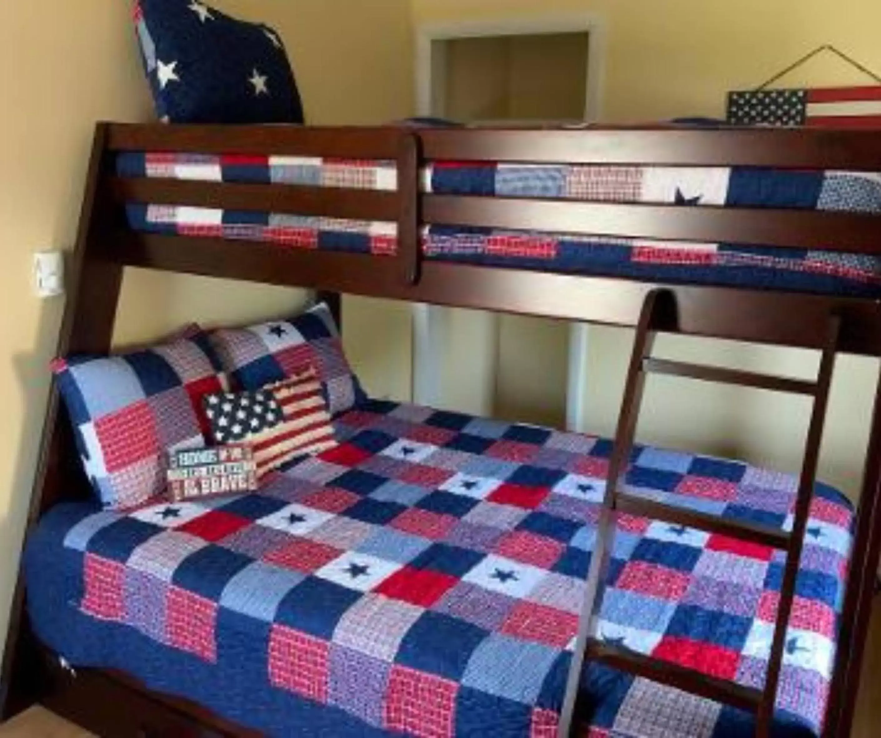 Bedroom, Bunk Bed in Chateau Country Inn and Captain's Cottage