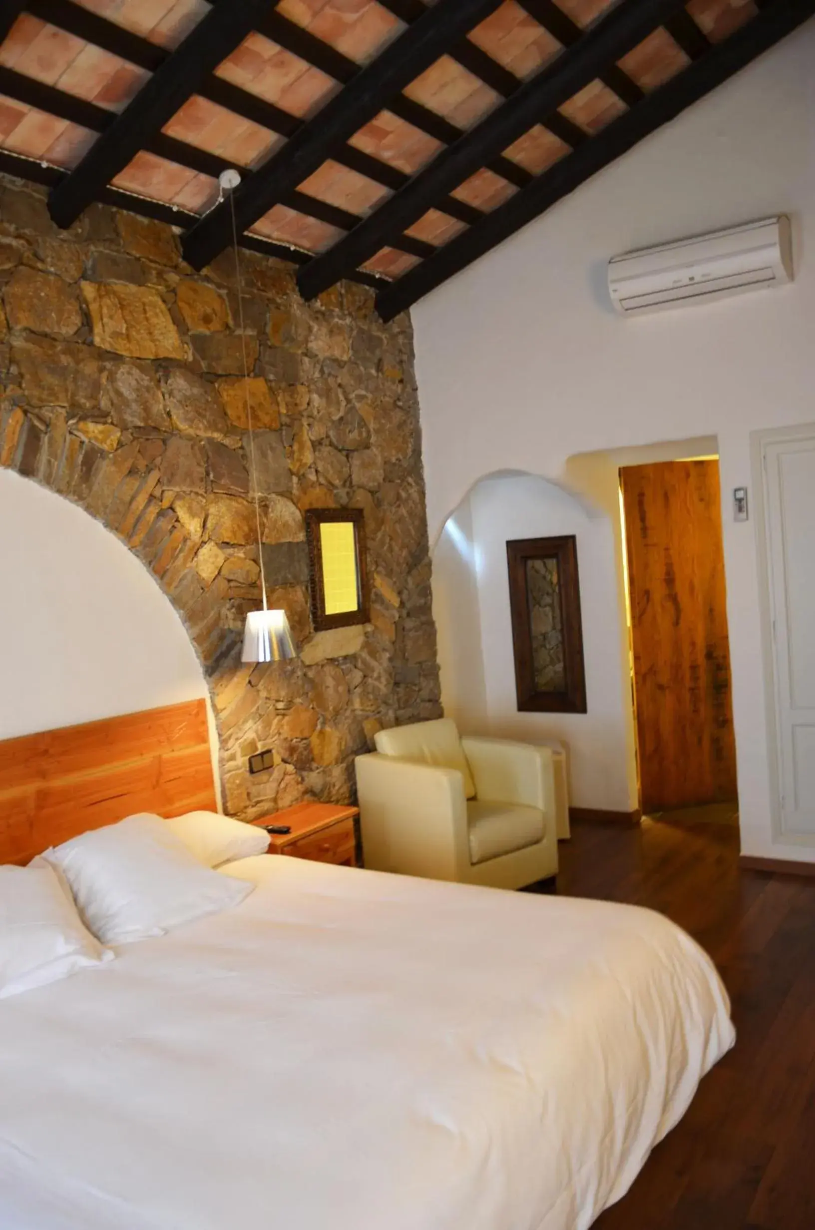 Photo of the whole room, Bed in Hotel Galena Mas Comangau