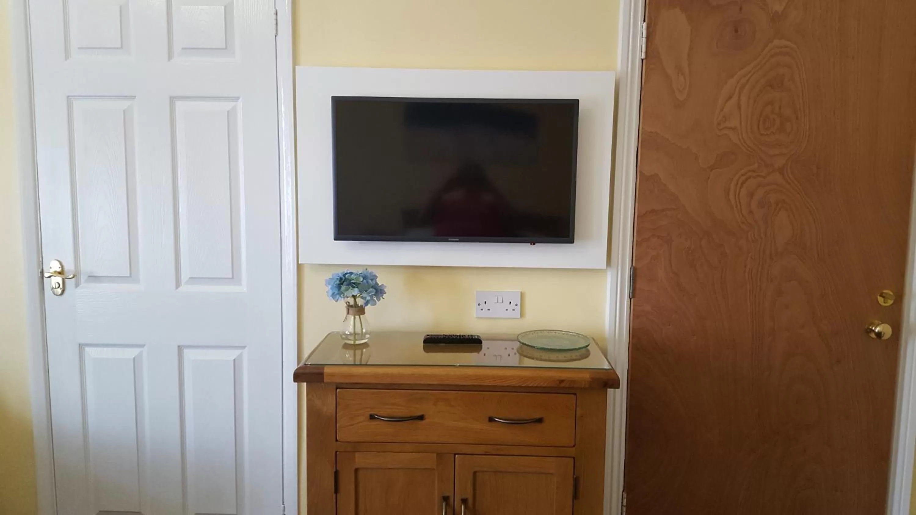 TV and multimedia, TV/Entertainment Center in The Beacon Hotel